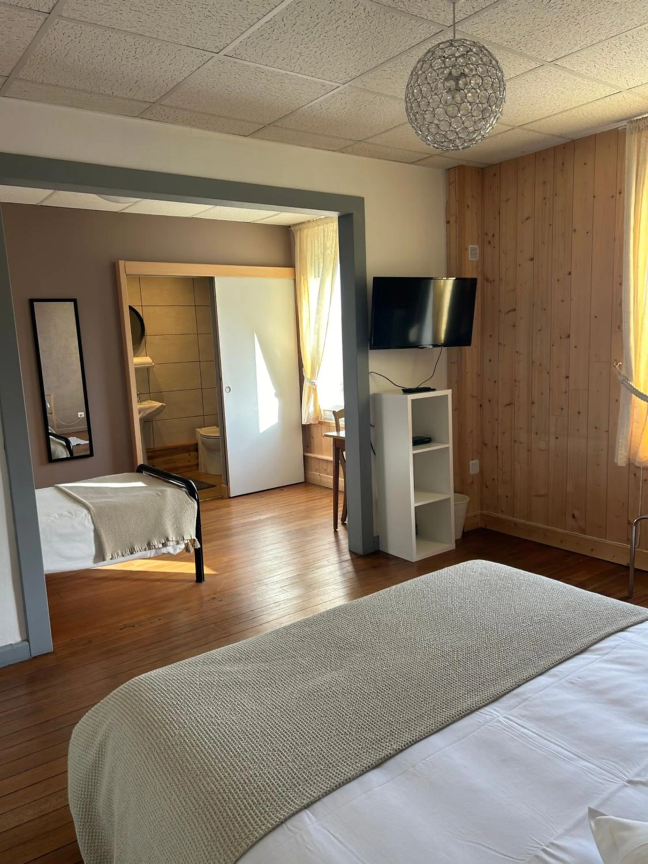 TV and multimedia, Bed in Hôtel l'Annexe