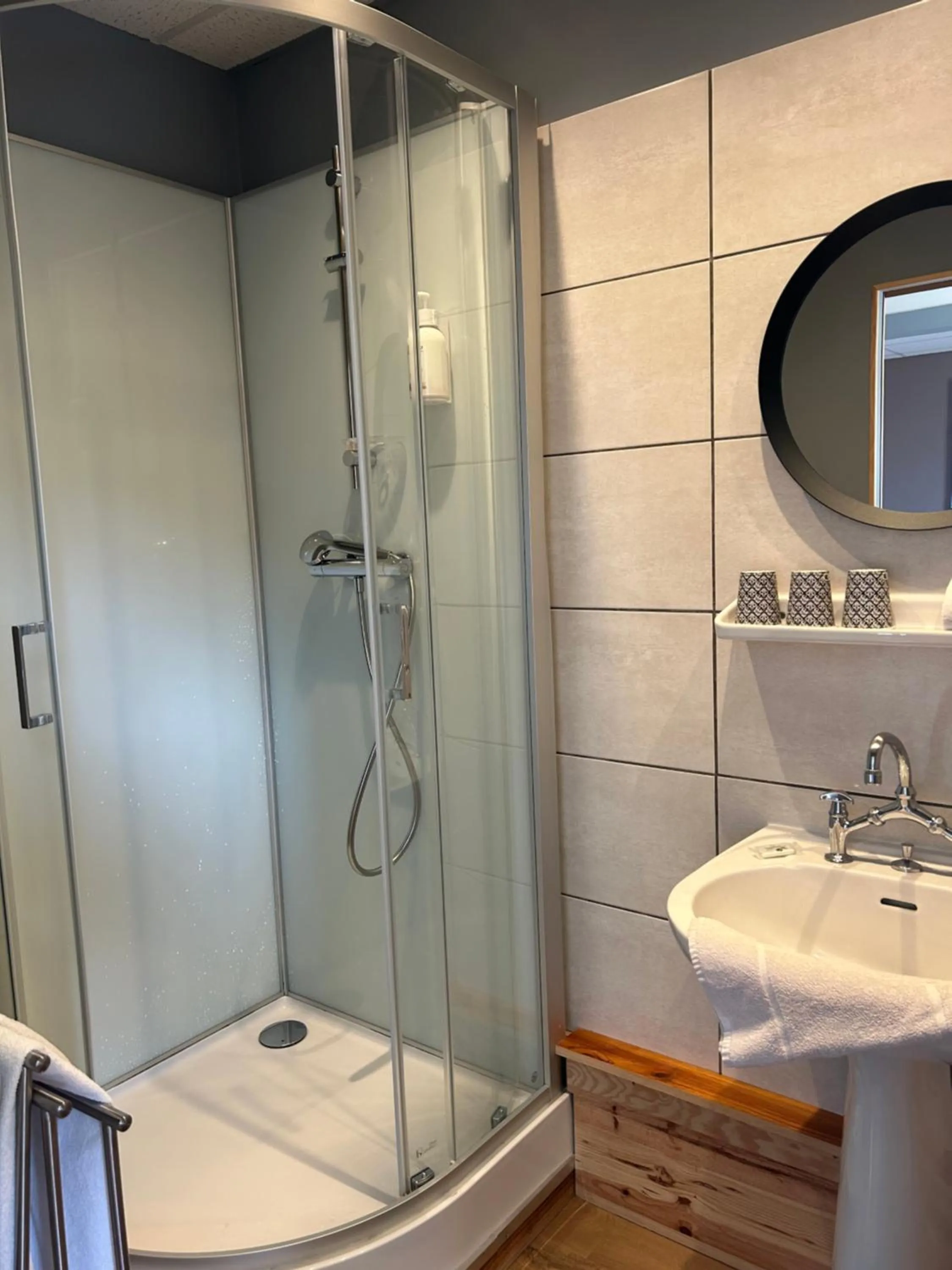 Shower in Hôtel l'Annexe
