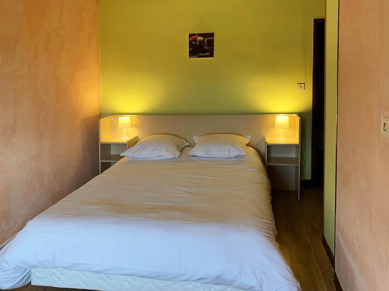 Garden view, Bed in Hôtel l'Annexe