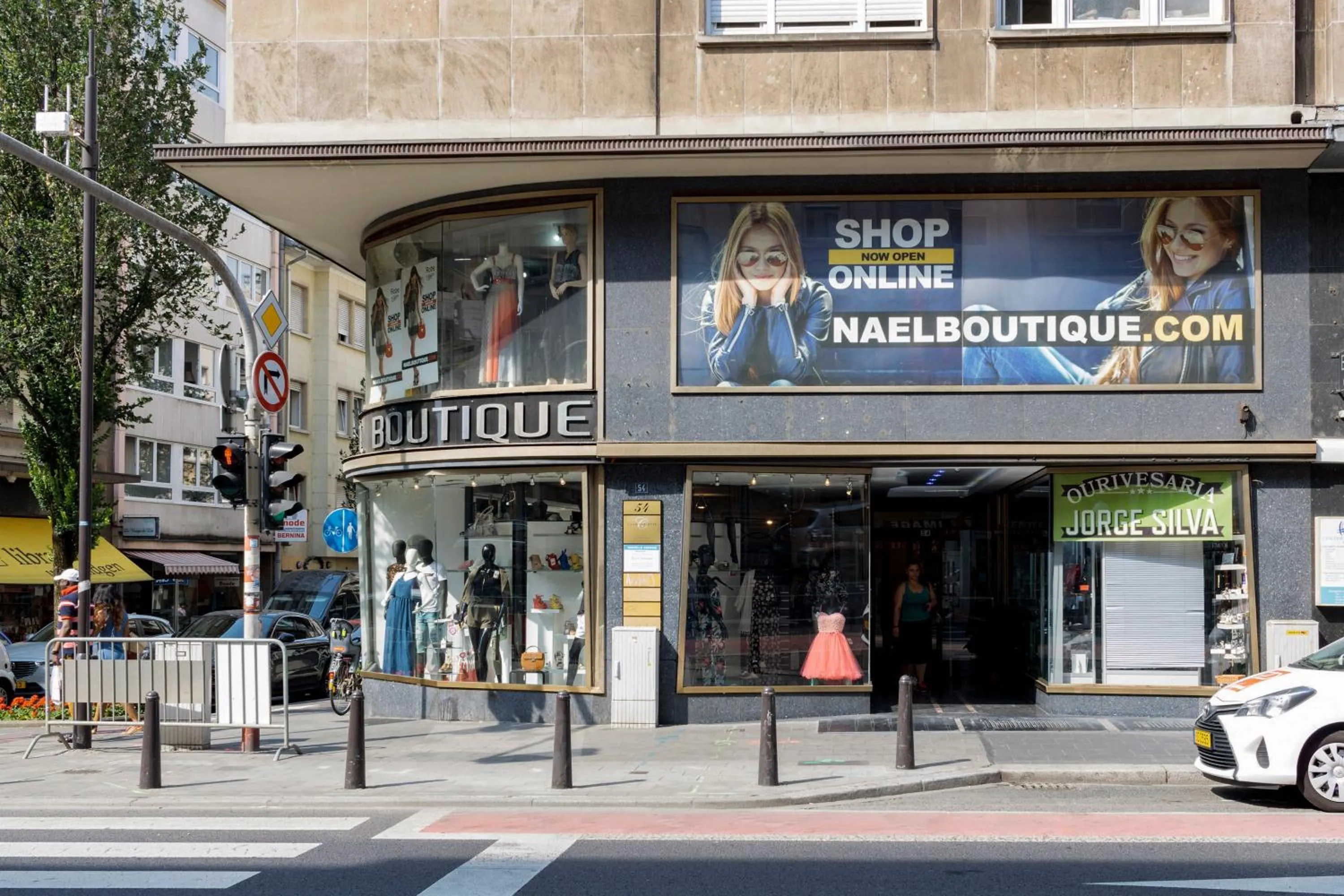 Property building in The Queen Luxury Apartments - Villa Carlotta