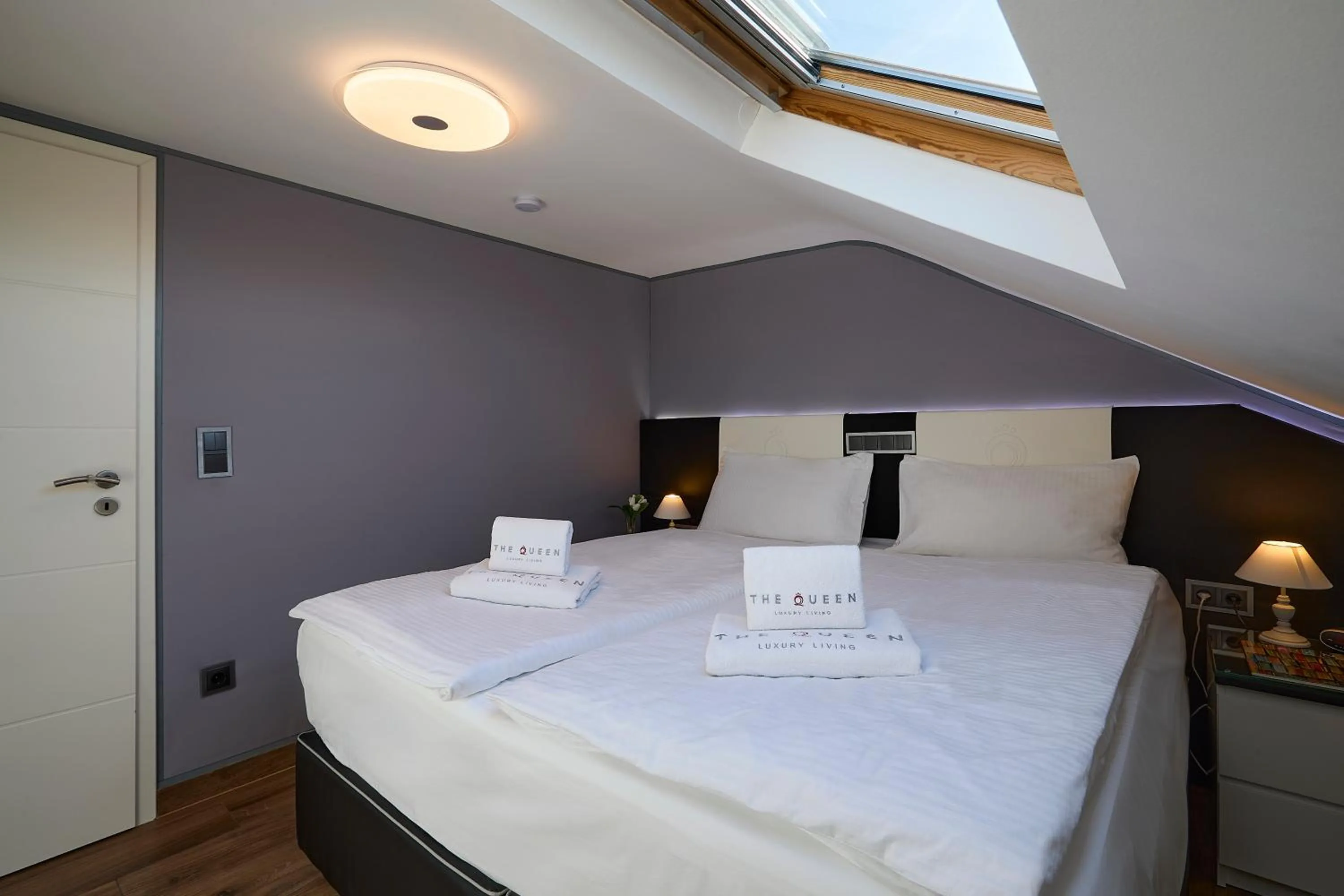 Bedroom, Bed in The Queen Luxury Apartments - Villa Carlotta