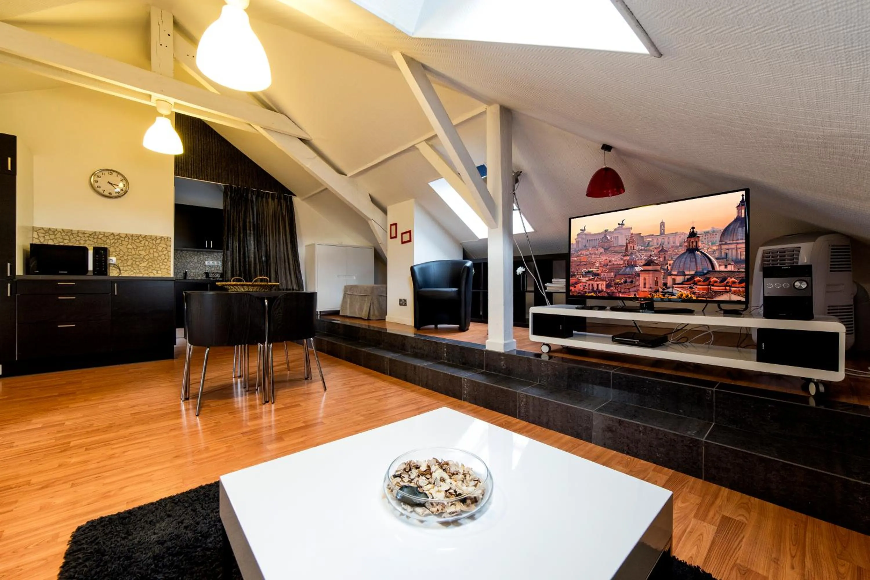 TV and multimedia in The Queen Luxury Apartments - Villa Carlotta