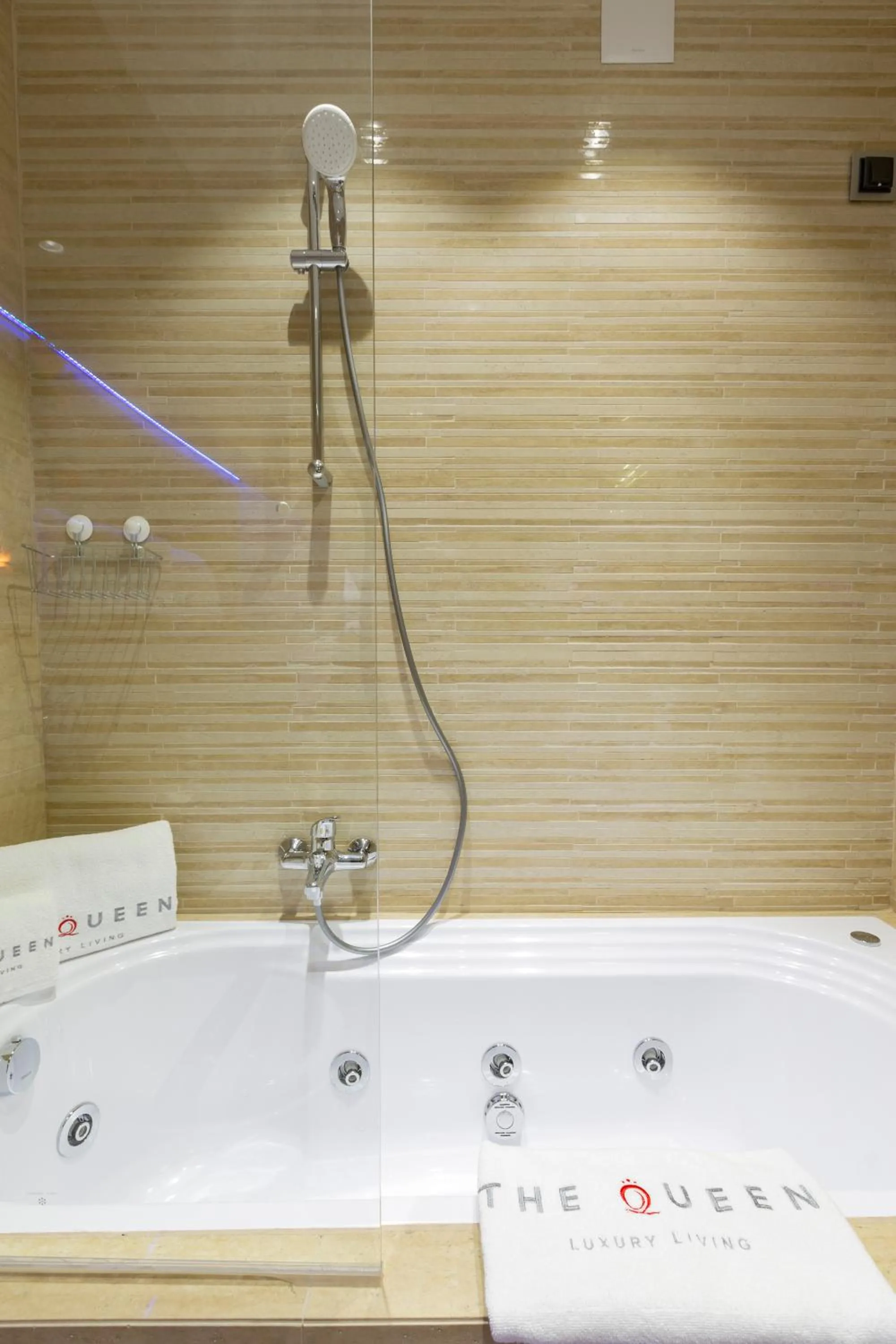 Shower in The Queen Luxury Apartments - Villa Carlotta