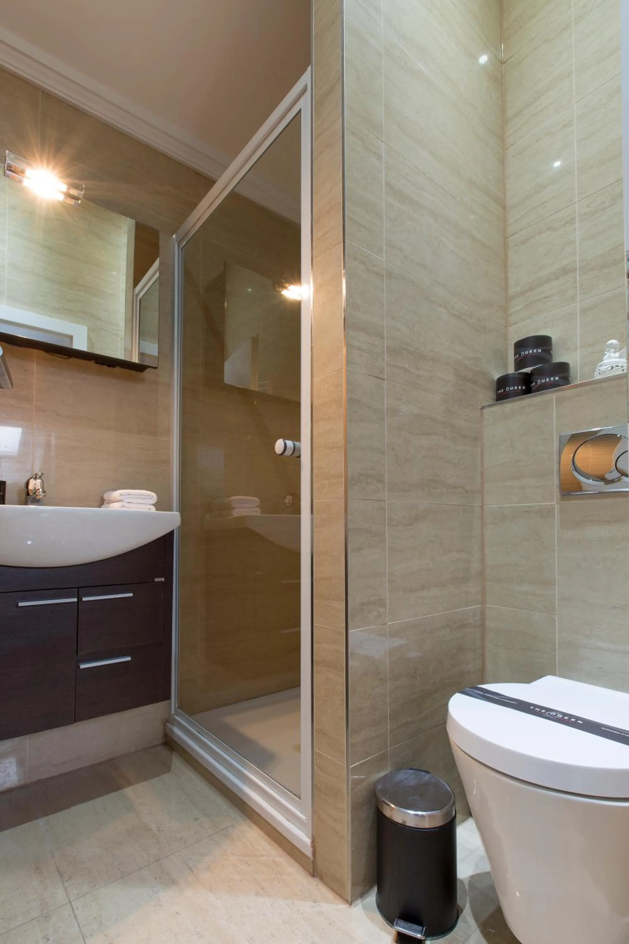 Shower in The Queen Luxury Apartments - Villa Carlotta