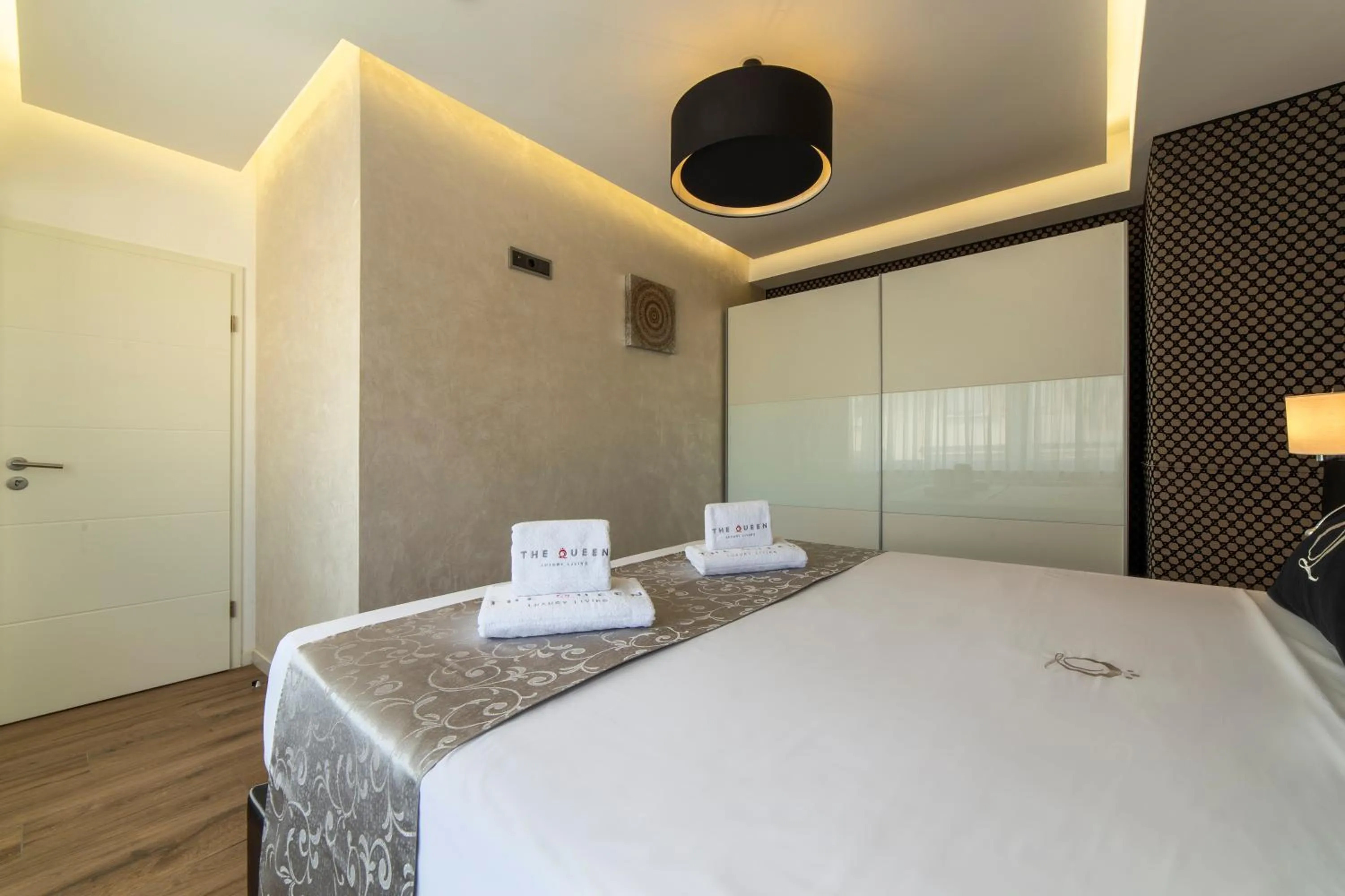 Bed in The Queen Luxury Apartments - Villa Carlotta