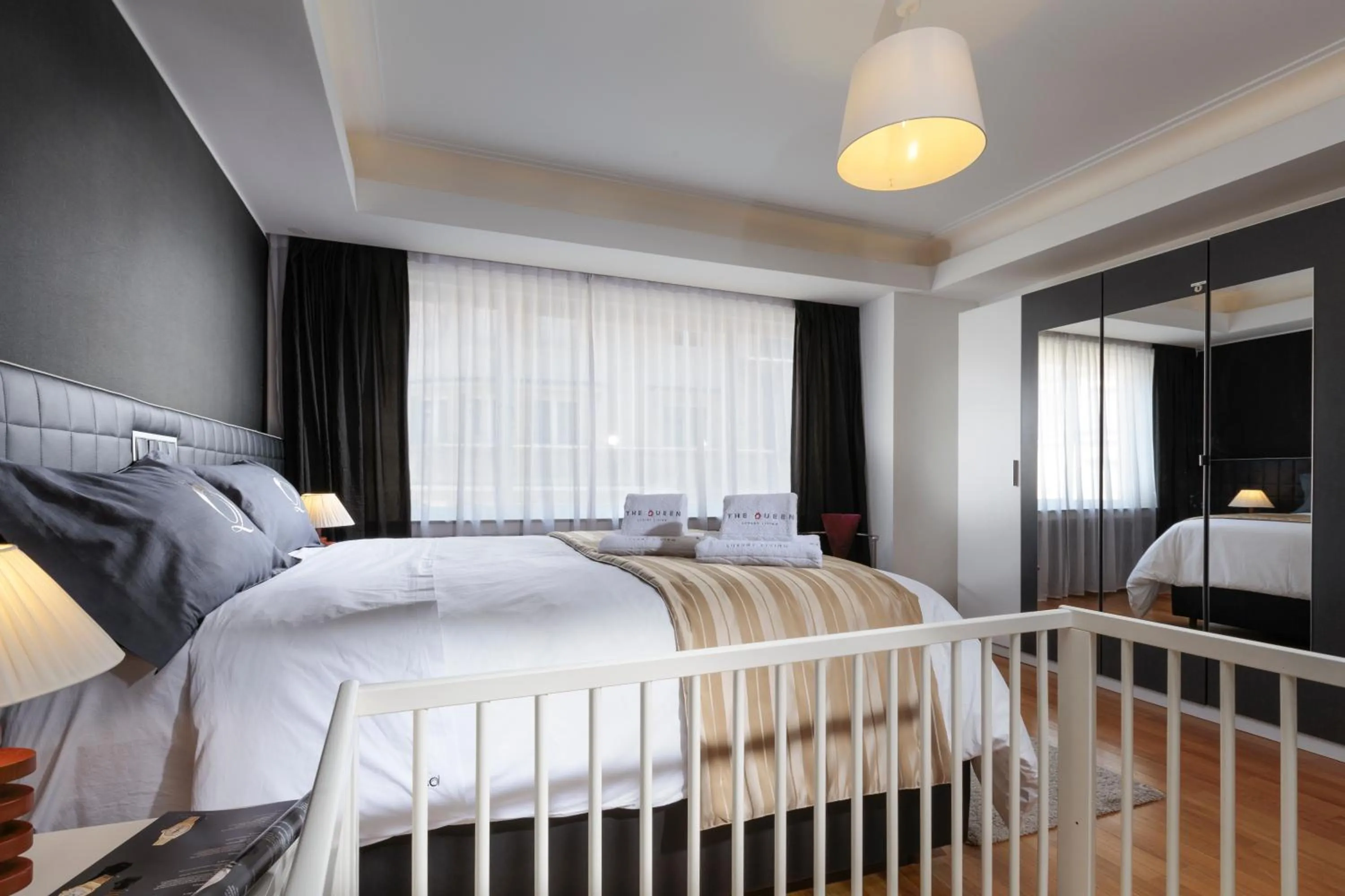 Bedroom, Bed in The Queen Luxury Apartments - Villa Carlotta