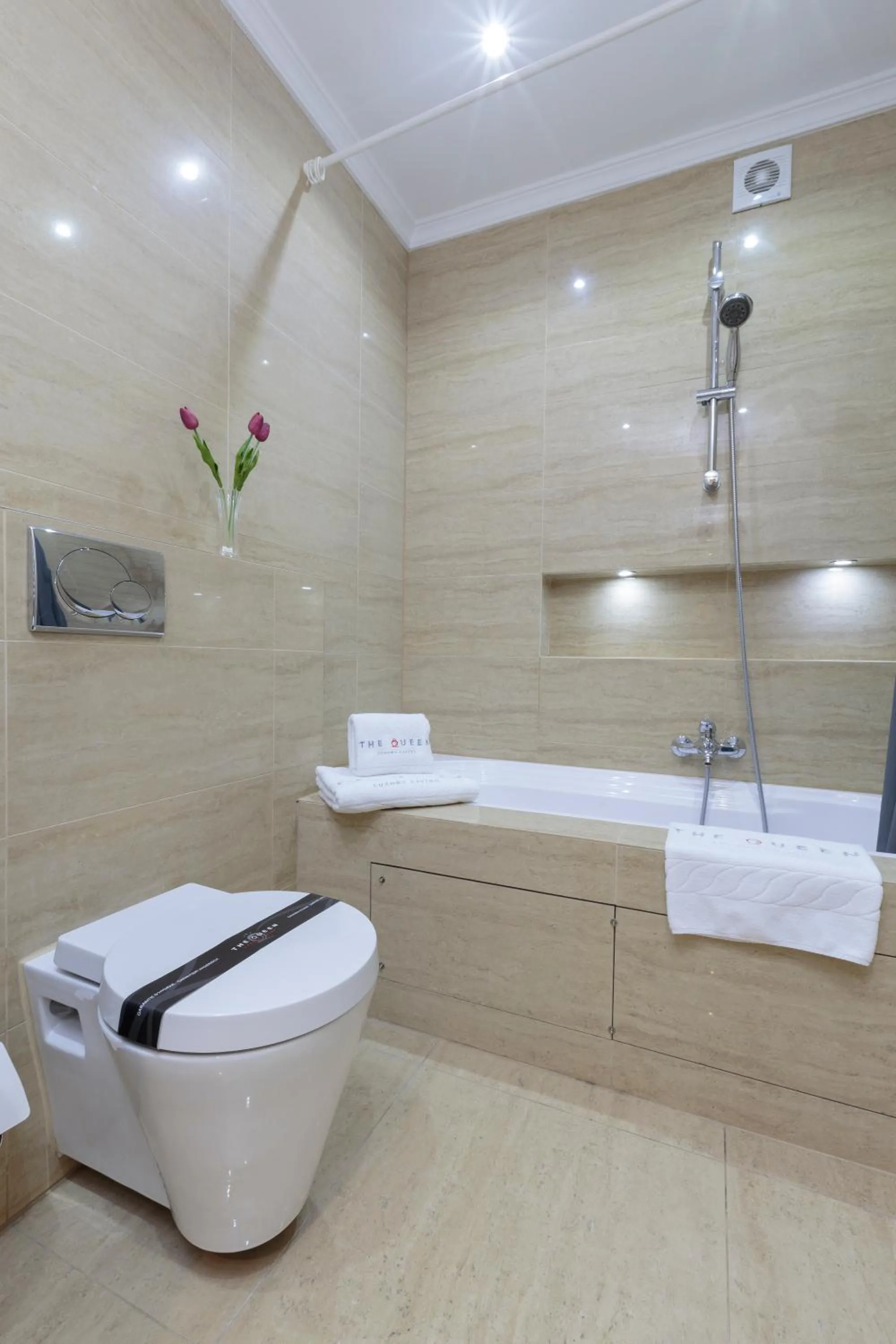 Shower in The Queen Luxury Apartments - Villa Carlotta