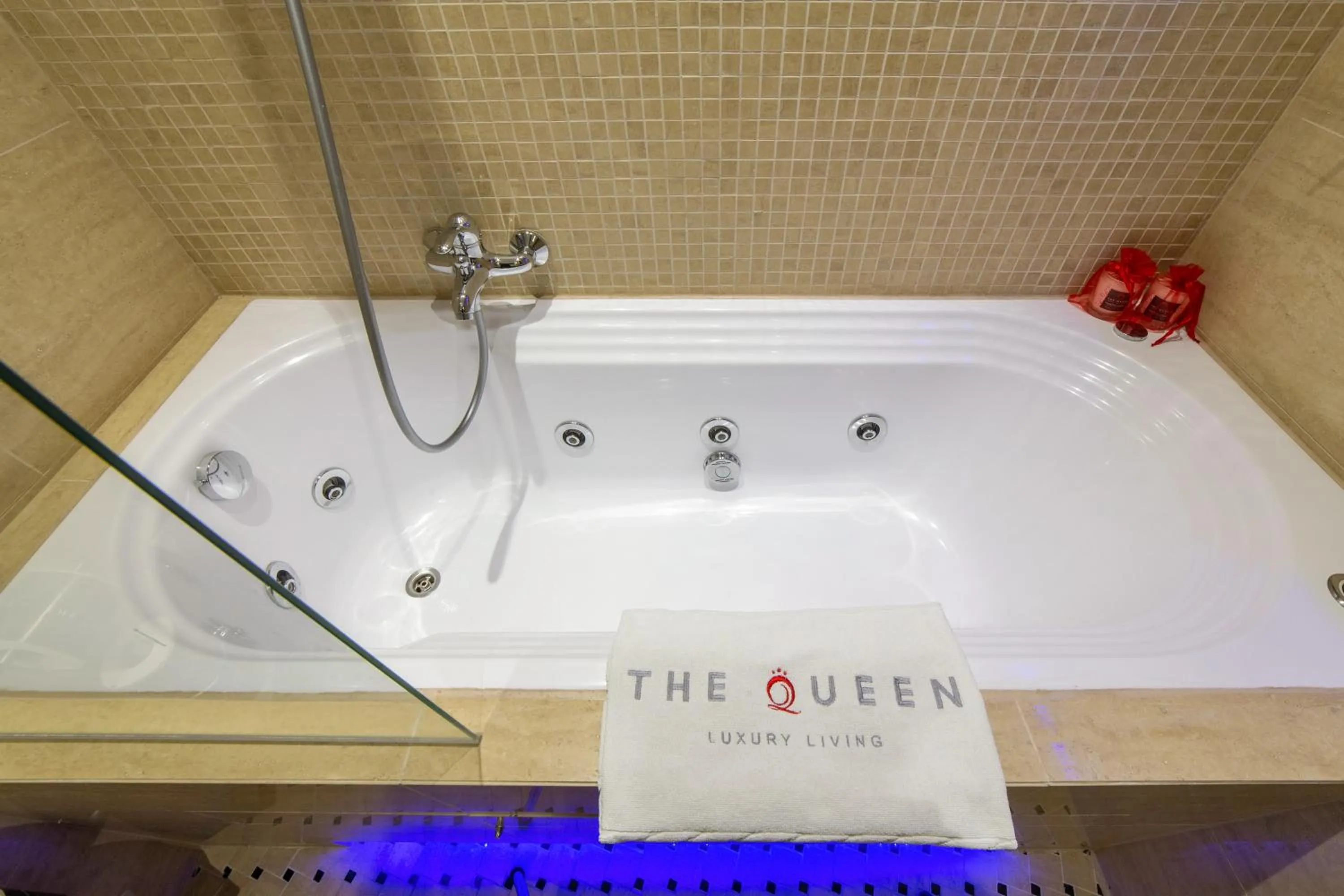 Hot Tub in The Queen Luxury Apartments - Villa Carlotta