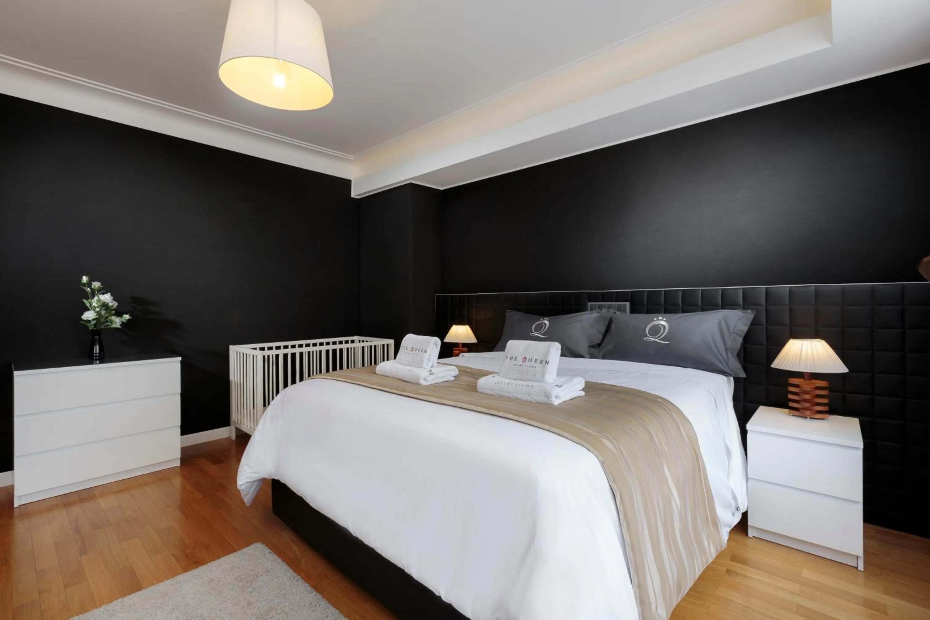 Bedroom, Bed in The Queen Luxury Apartments - Villa Carlotta