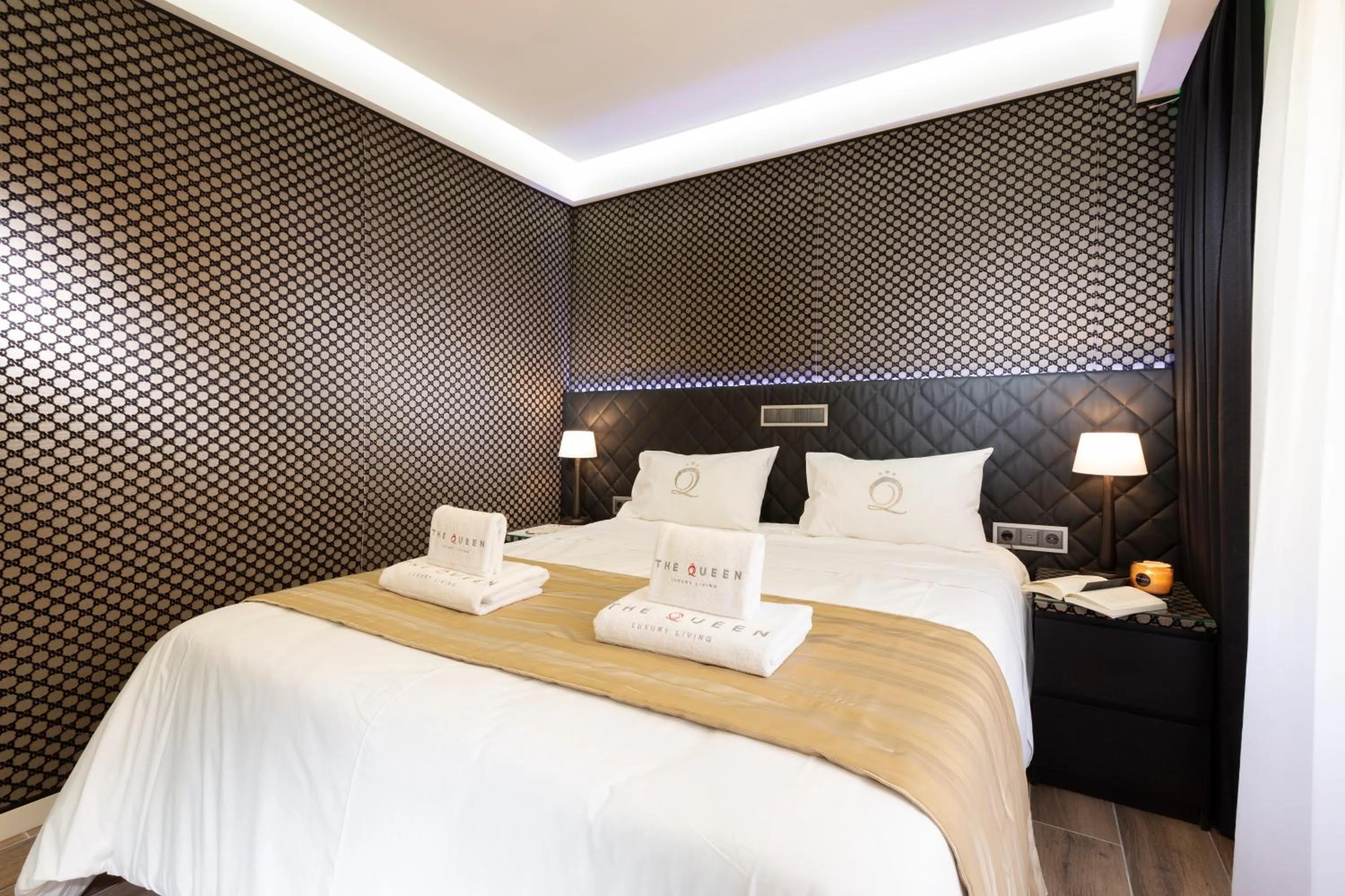 Bedroom, Bed in The Queen Luxury Apartments - Villa Carlotta