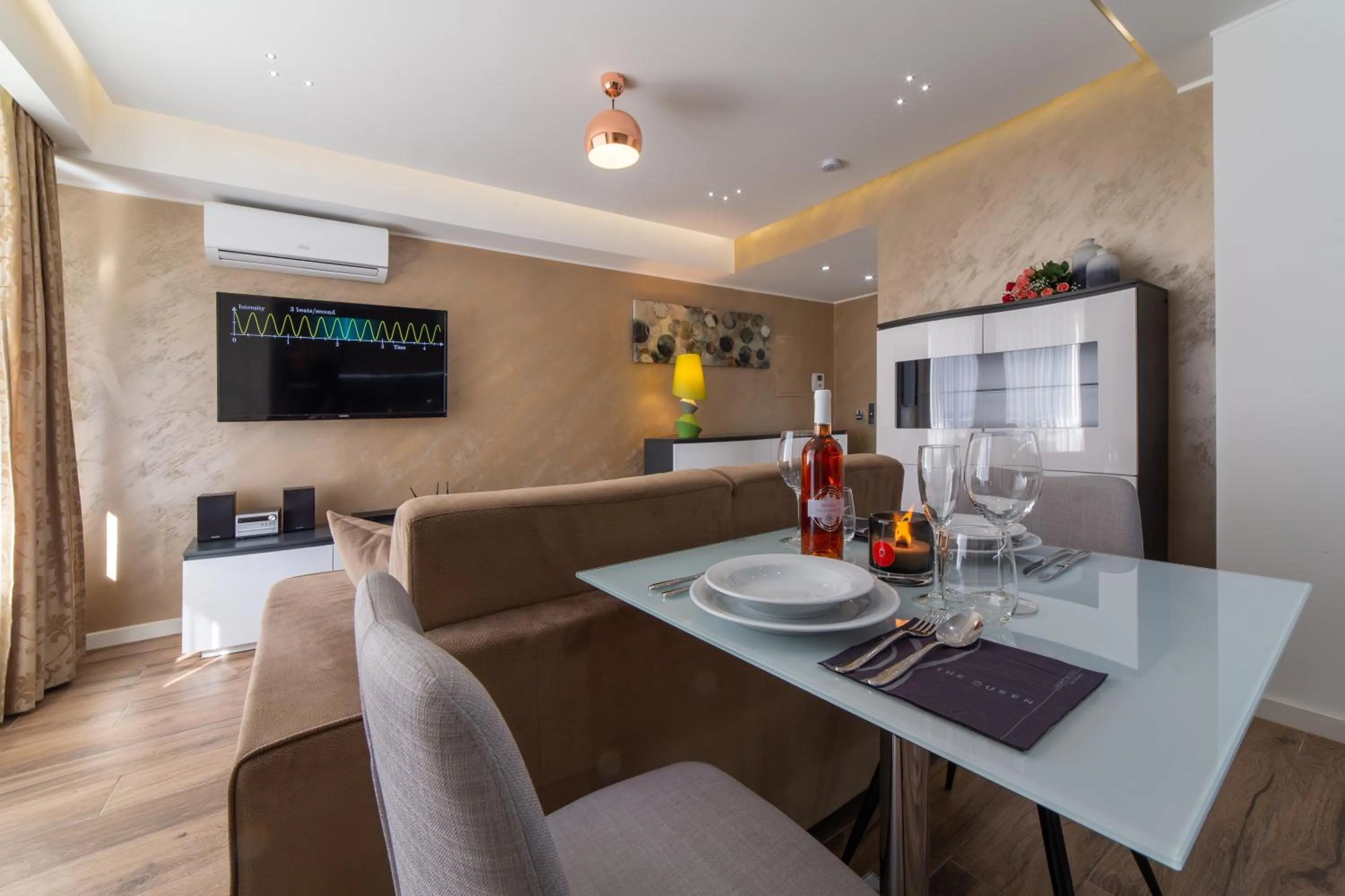 Dining area in The Queen Luxury Apartments - Villa Carlotta