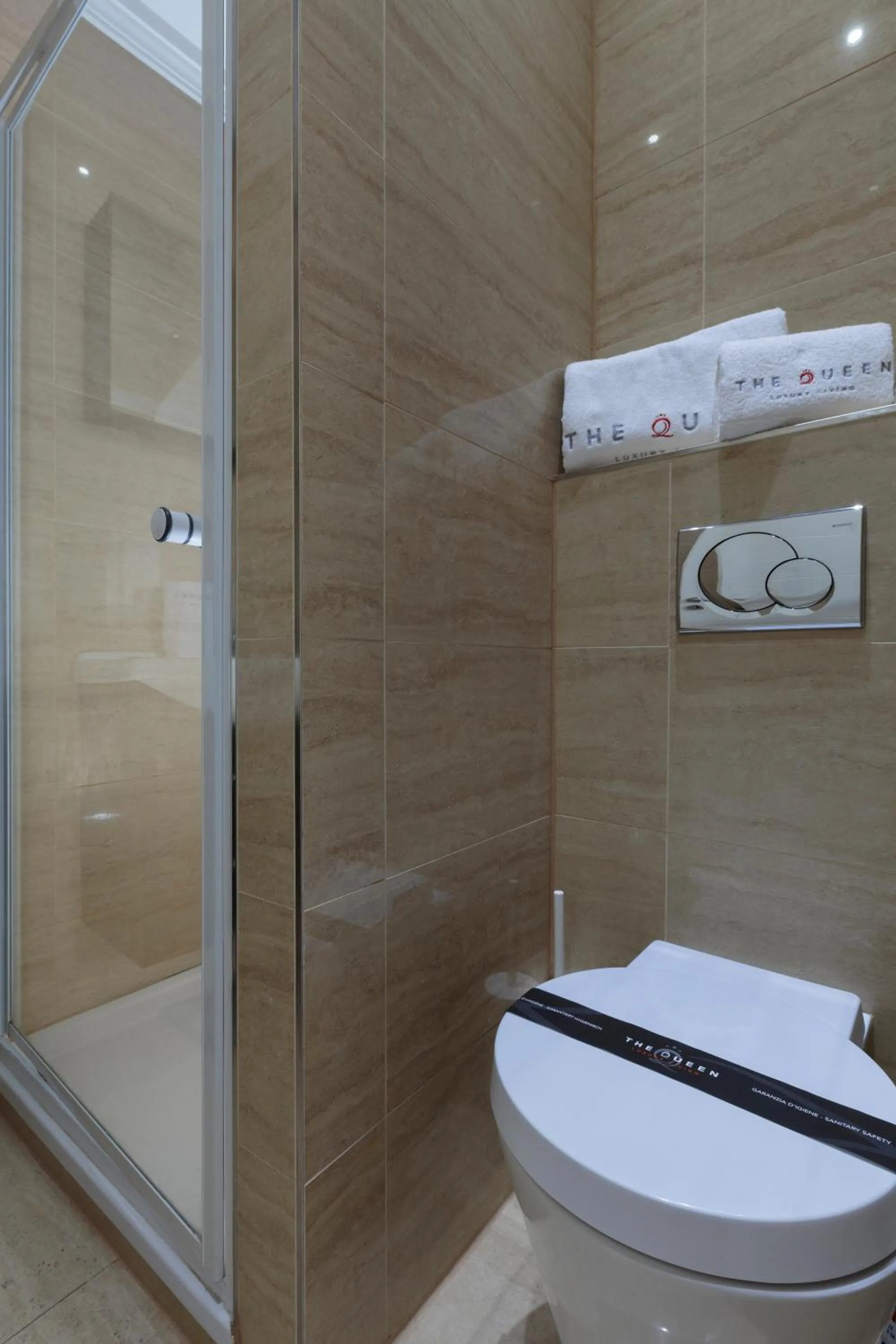 Shower in The Queen Luxury Apartments - Villa Carlotta