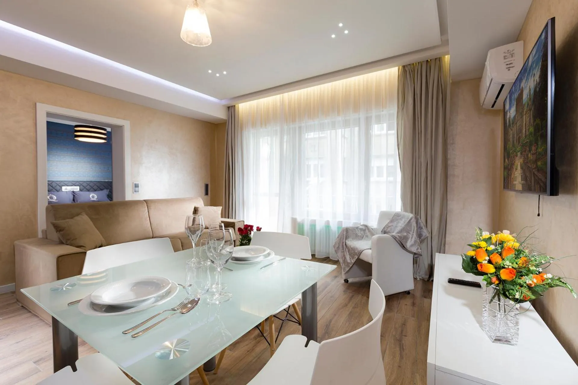 Communal lounge/ TV room in The Queen Luxury Apartments - Villa Carlotta