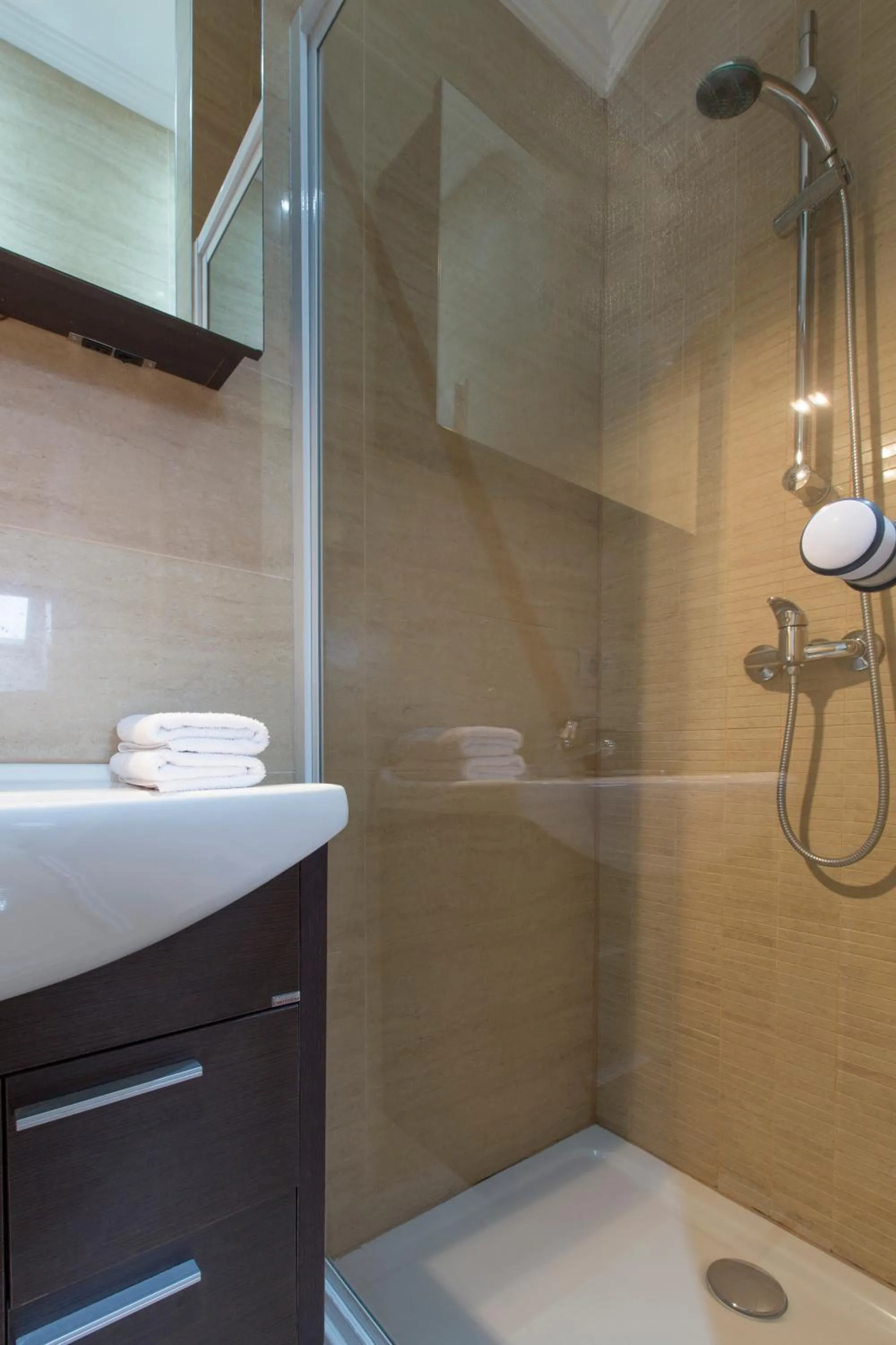 Shower in The Queen Luxury Apartments - Villa Carlotta