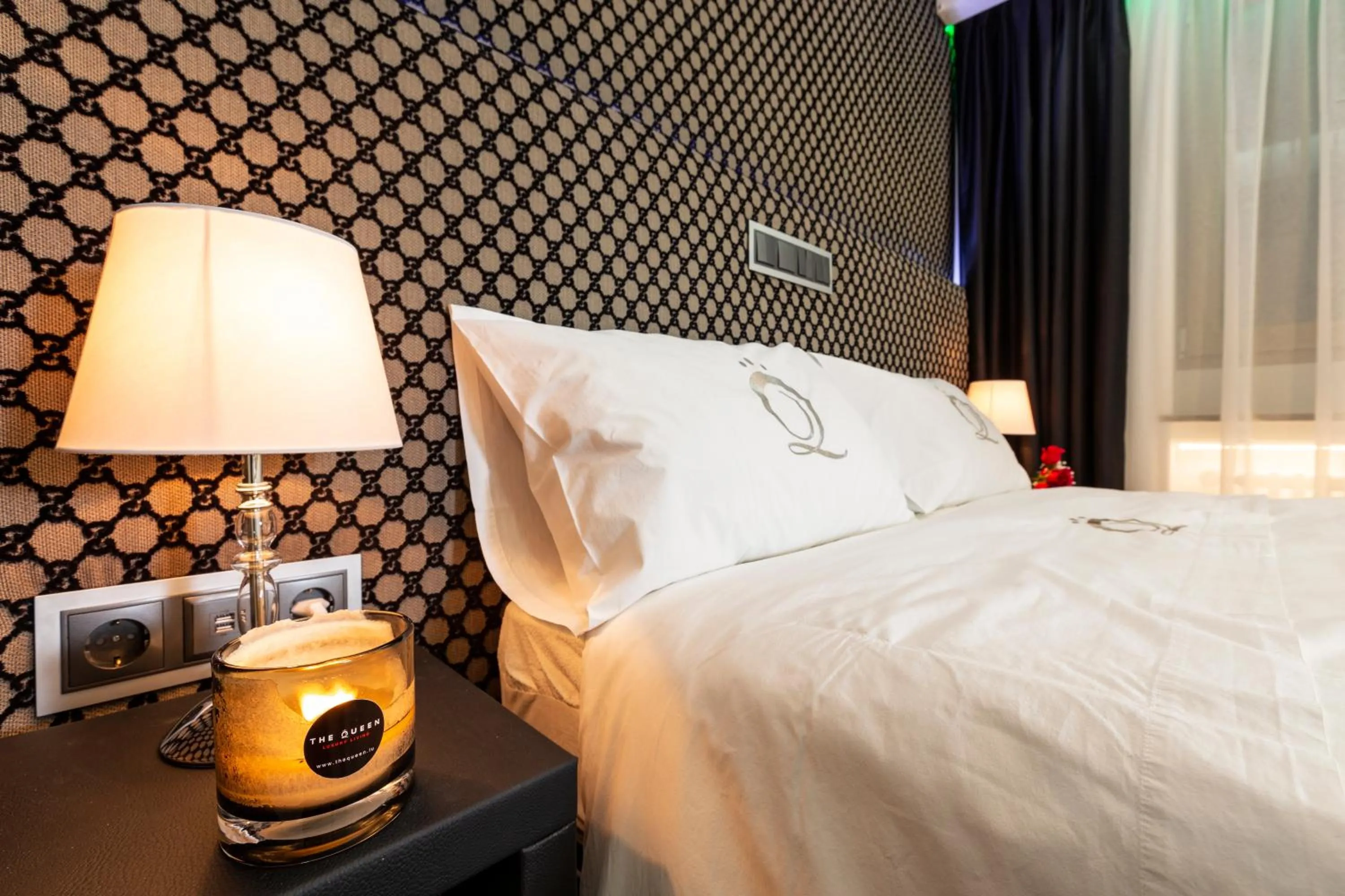 Bedroom, Bed in The Queen Luxury Apartments - Villa Carlotta