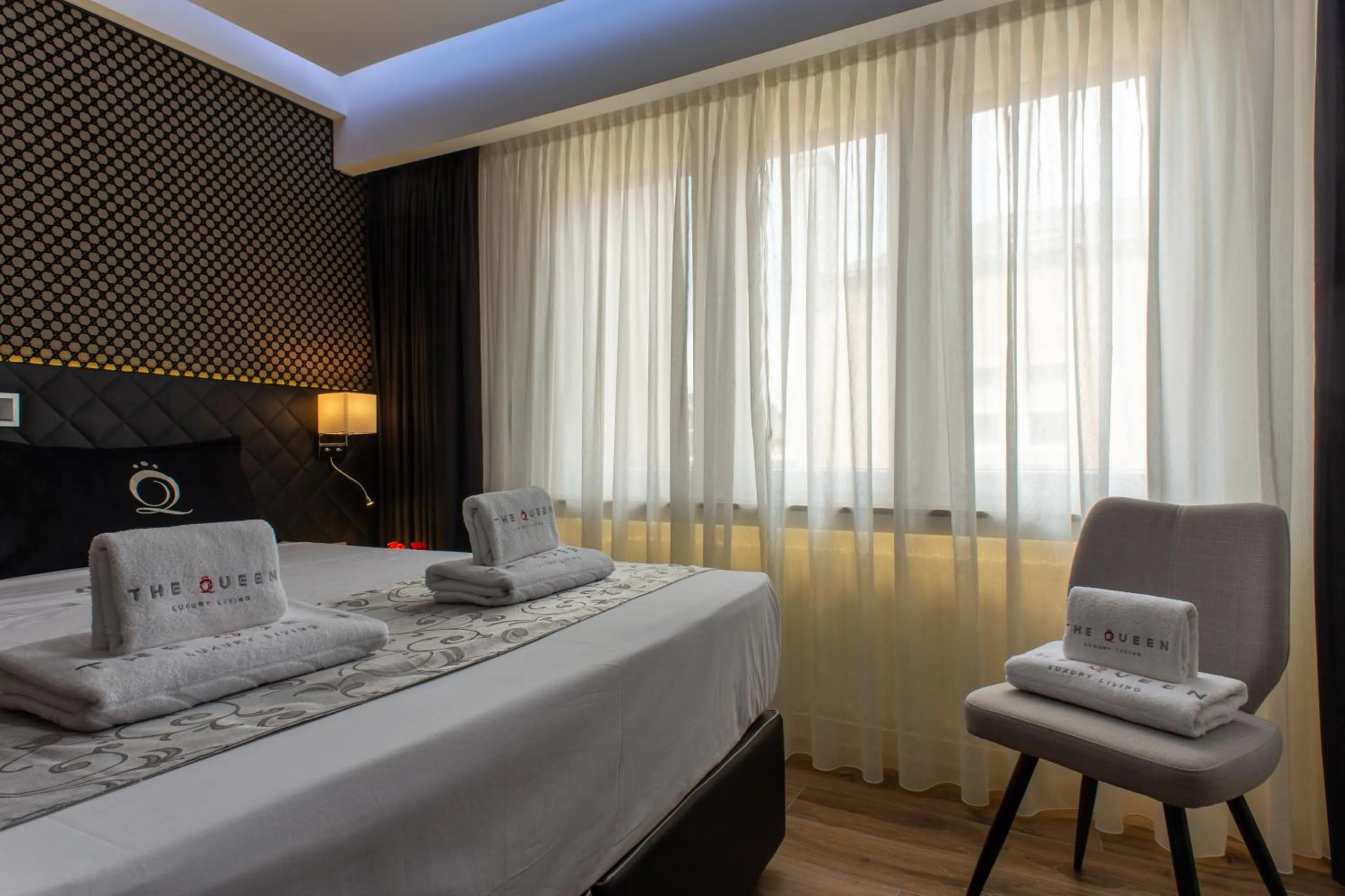 Bedroom in The Queen Luxury Apartments - Villa Carlotta