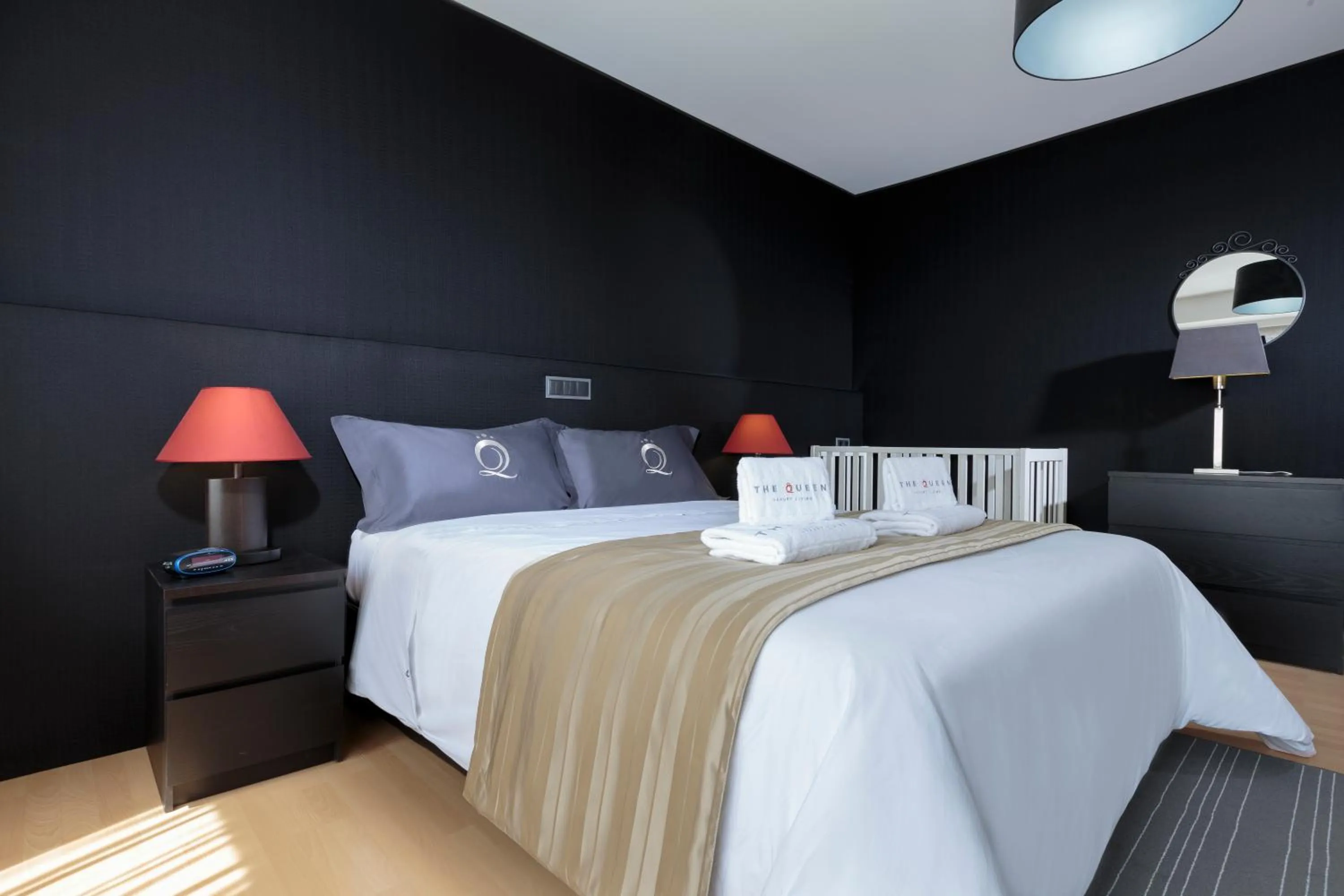 Bedroom, Bed in The Queen Luxury Apartments - Villa Carlotta