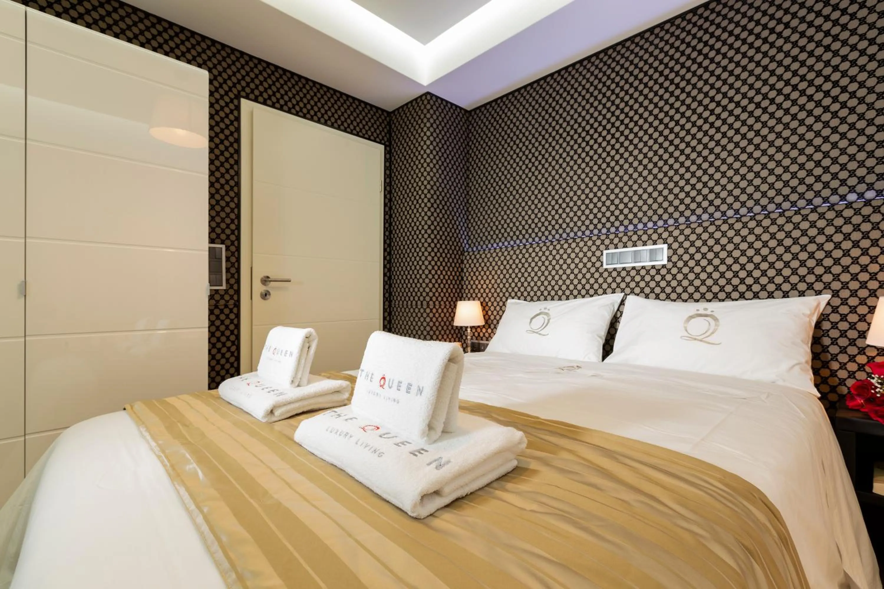 Bedroom, Bed in The Queen Luxury Apartments - Villa Carlotta