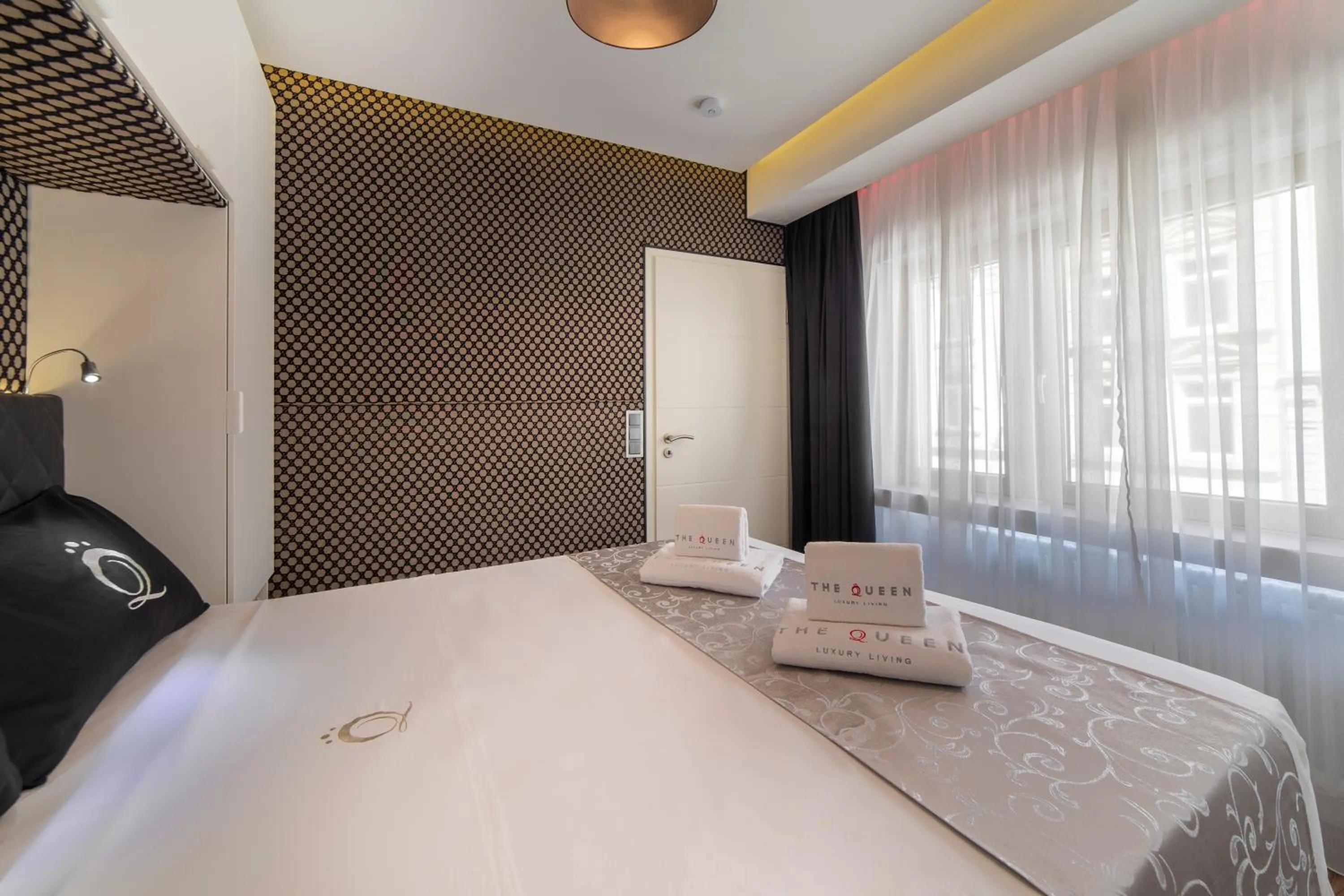 Bedroom, Bed in The Queen Luxury Apartments - Villa Carlotta