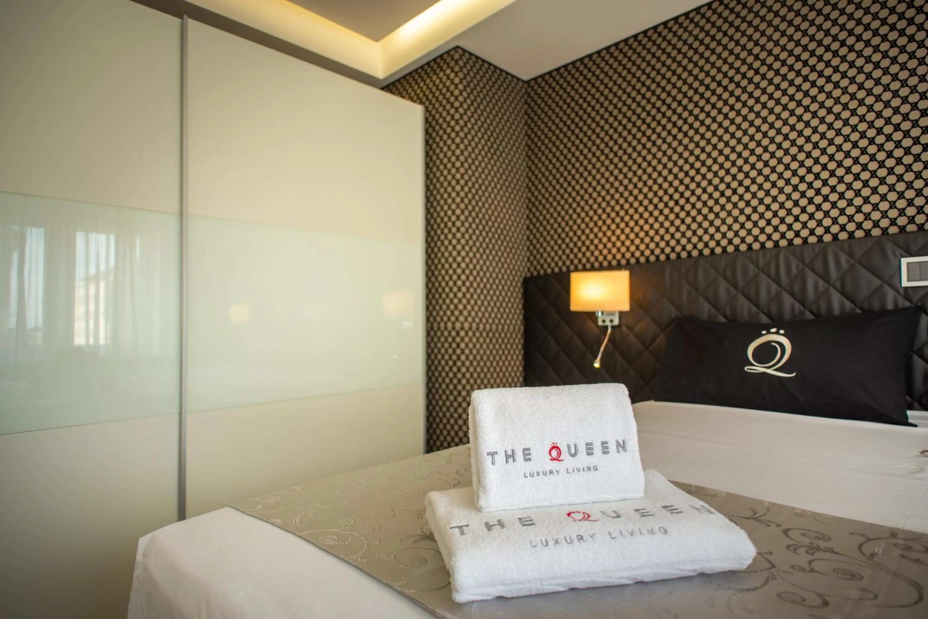 Bed in The Queen Luxury Apartments - Villa Carlotta