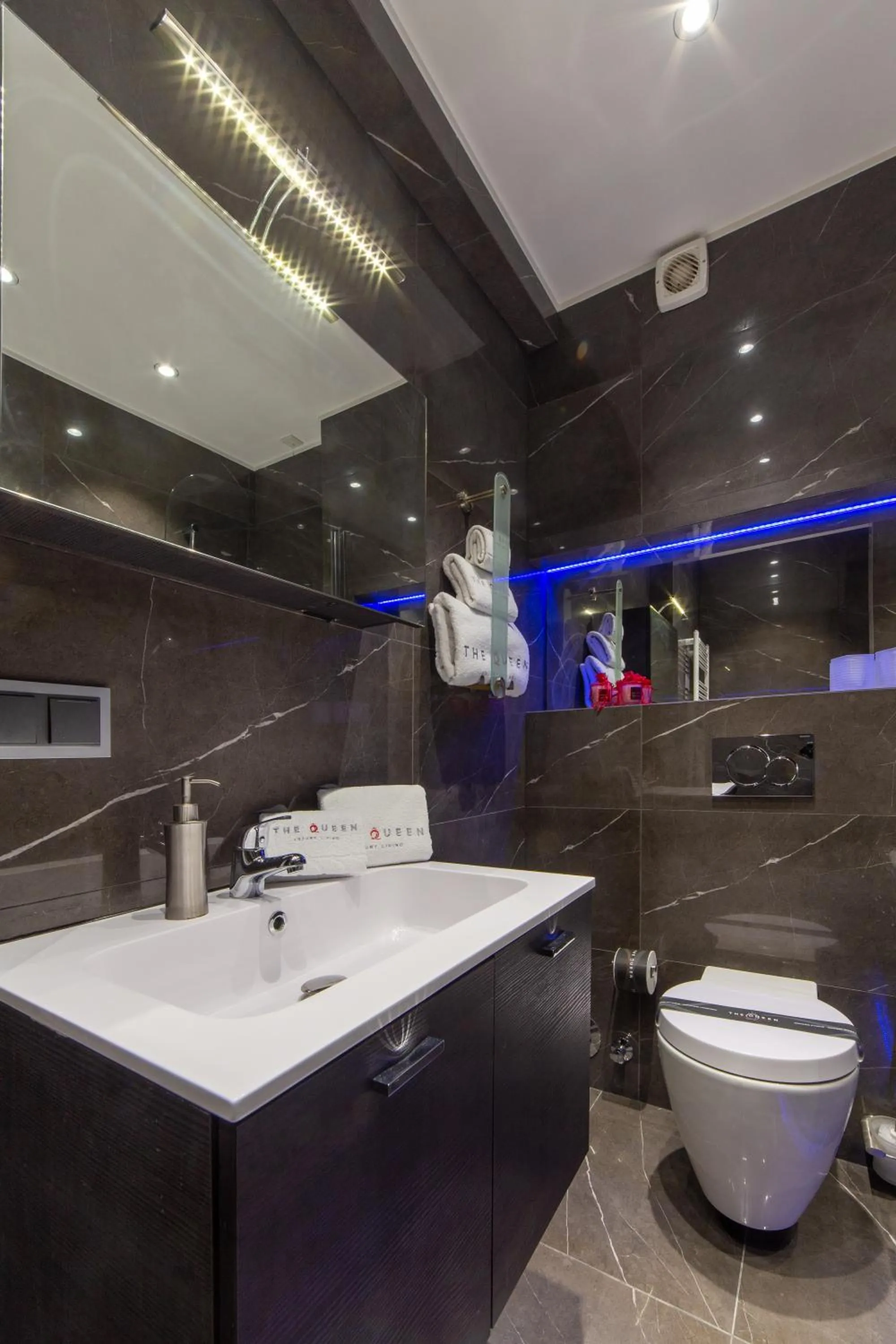 Toilet in The Queen Luxury Apartments - Villa Carlotta