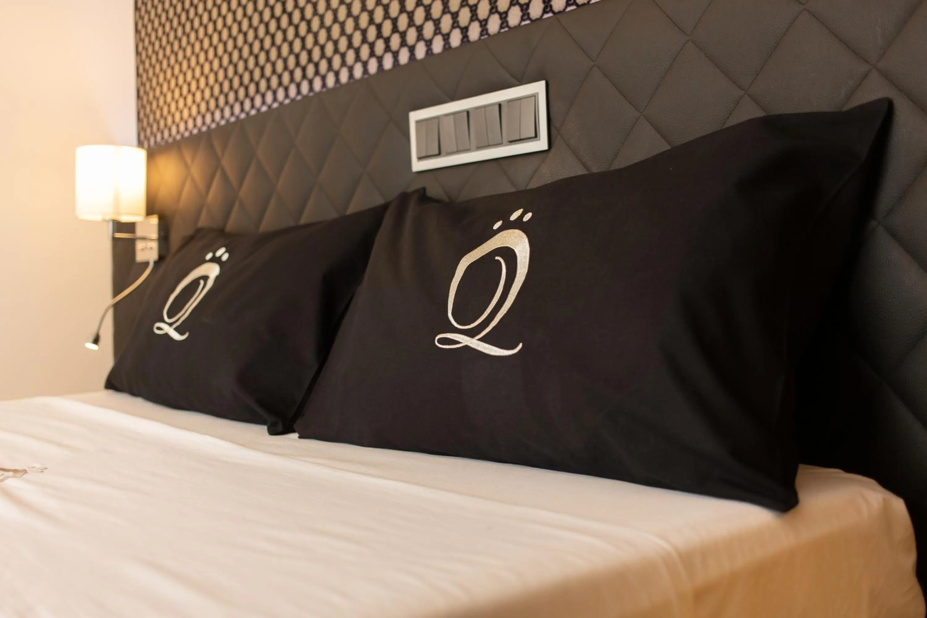 Bedroom, Bed in The Queen Luxury Apartments - Villa Carlotta