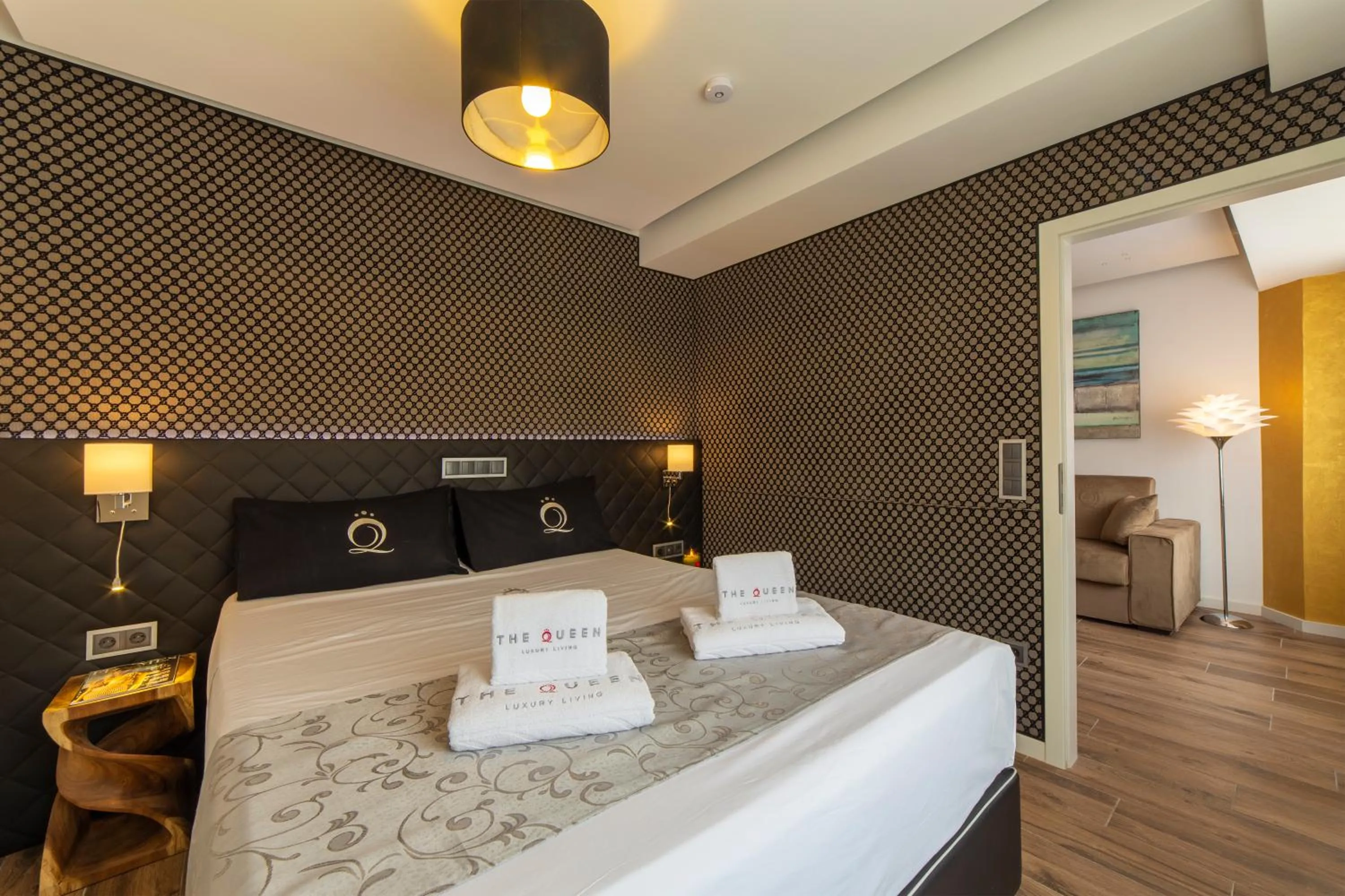 Bedroom, Bed in The Queen Luxury Apartments - Villa Carlotta