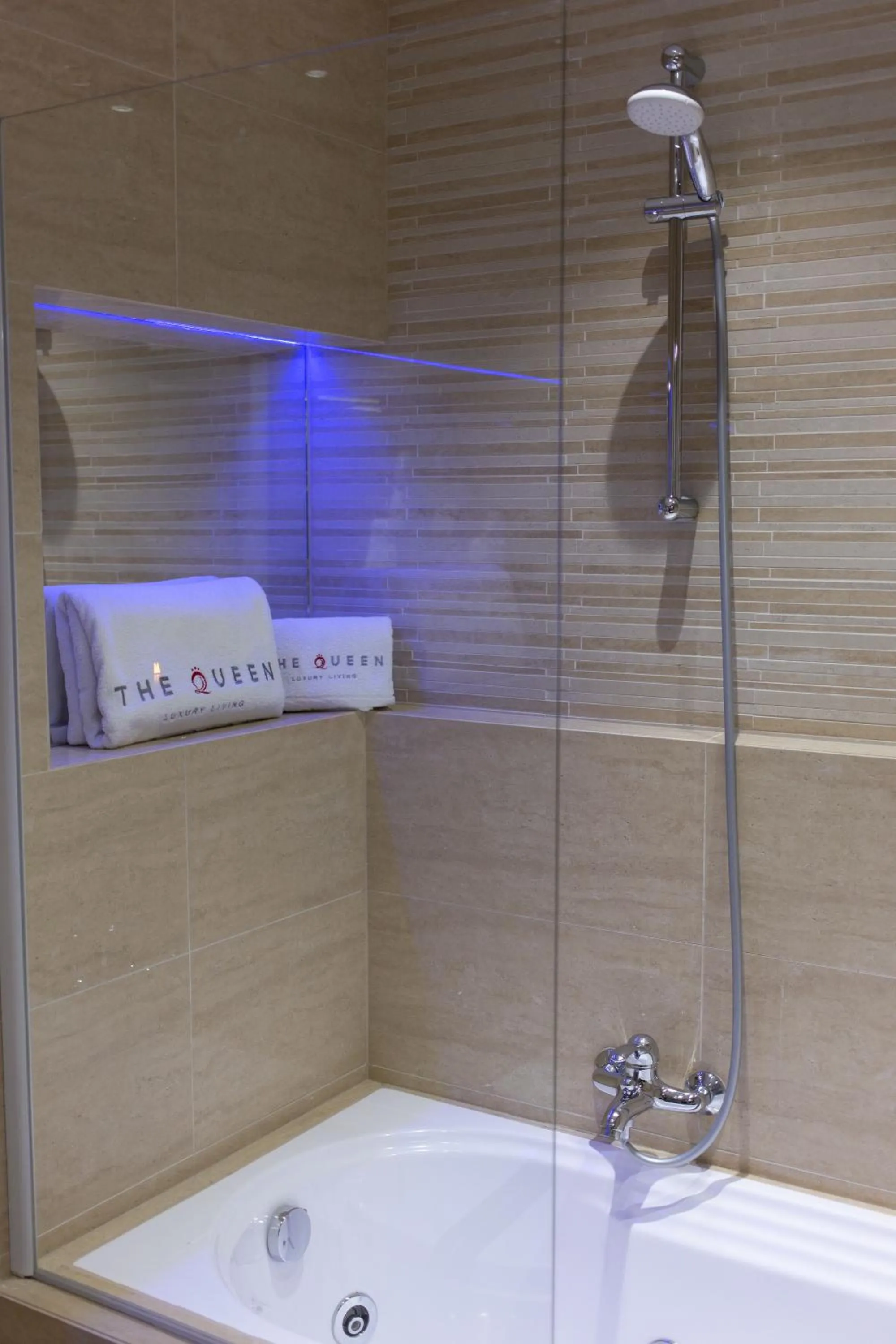 Shower in The Queen Luxury Apartments - Villa Carlotta