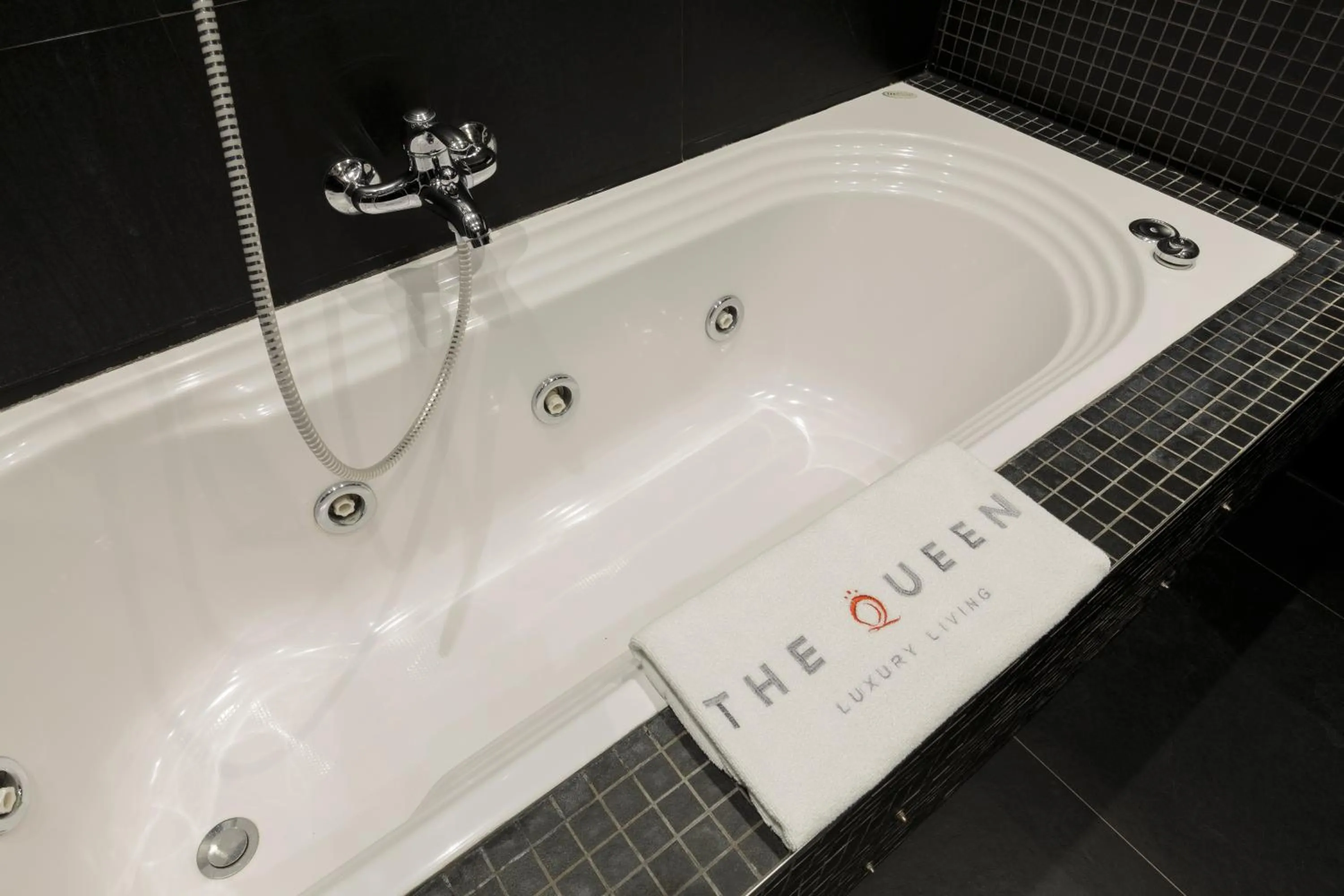 Hot Tub in The Queen Luxury Apartments - Villa Carlotta