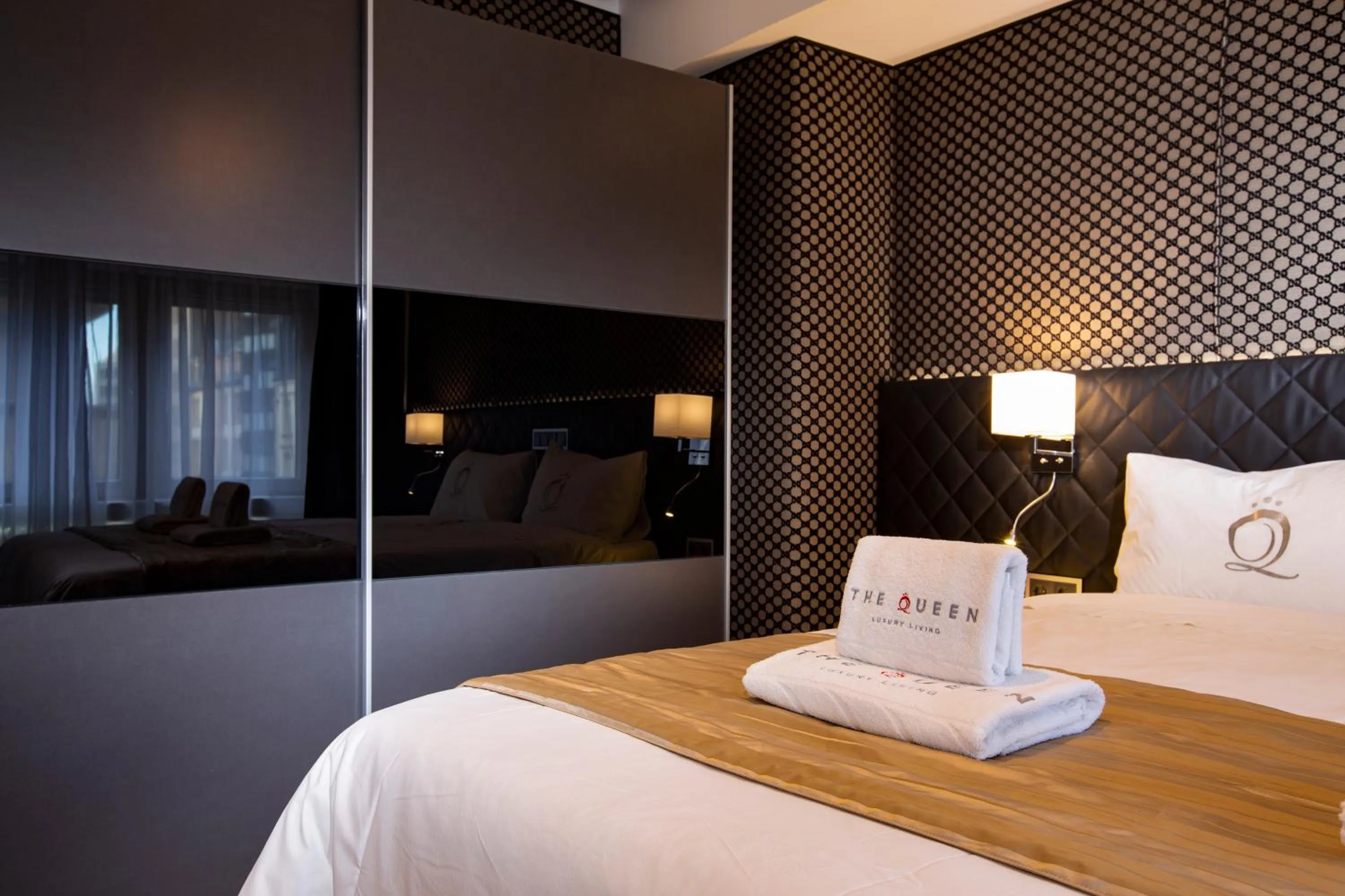 Bedroom, Bed in The Queen Luxury Apartments - Villa Carlotta