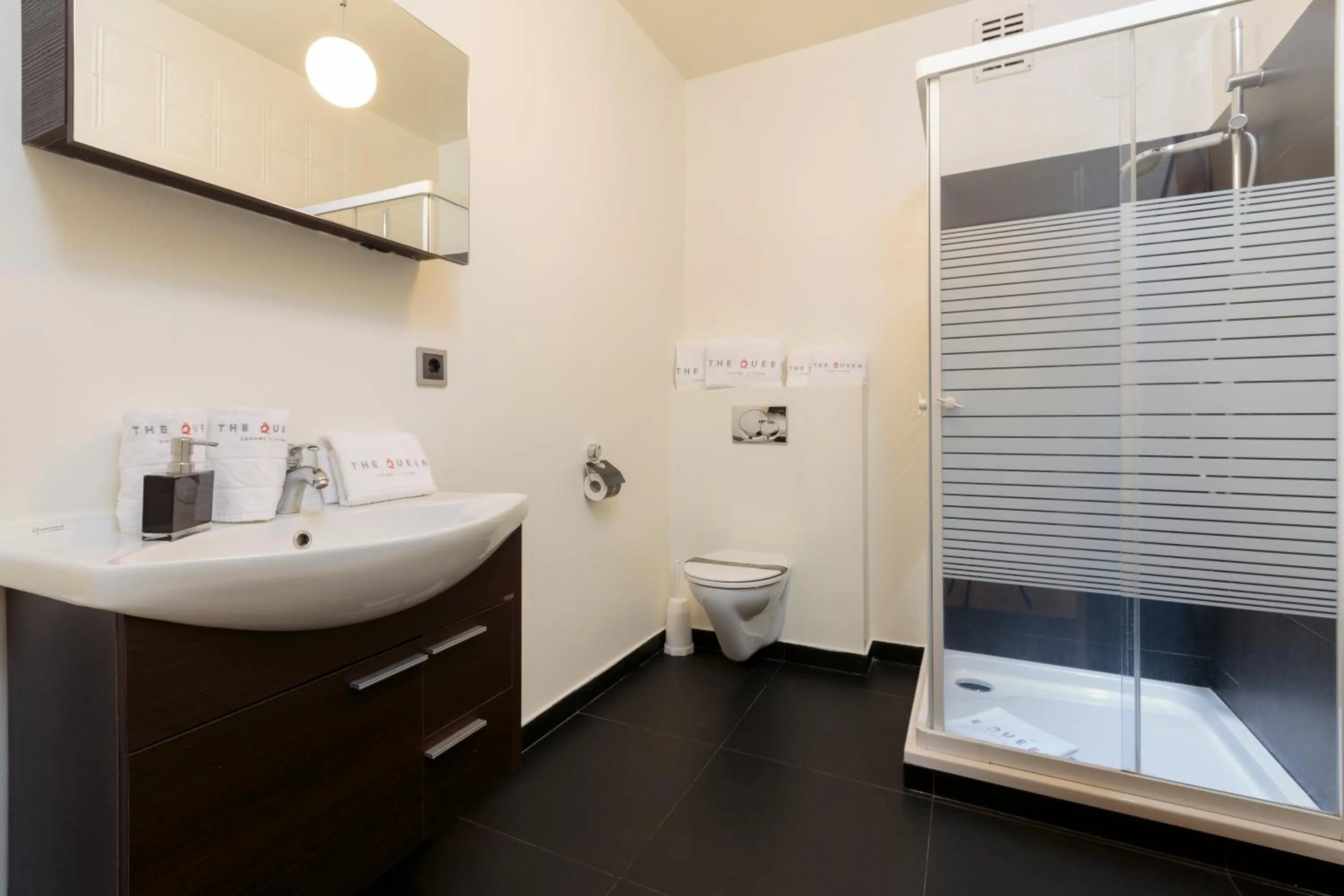 Shower in The Queen Luxury Apartments - Villa Carlotta