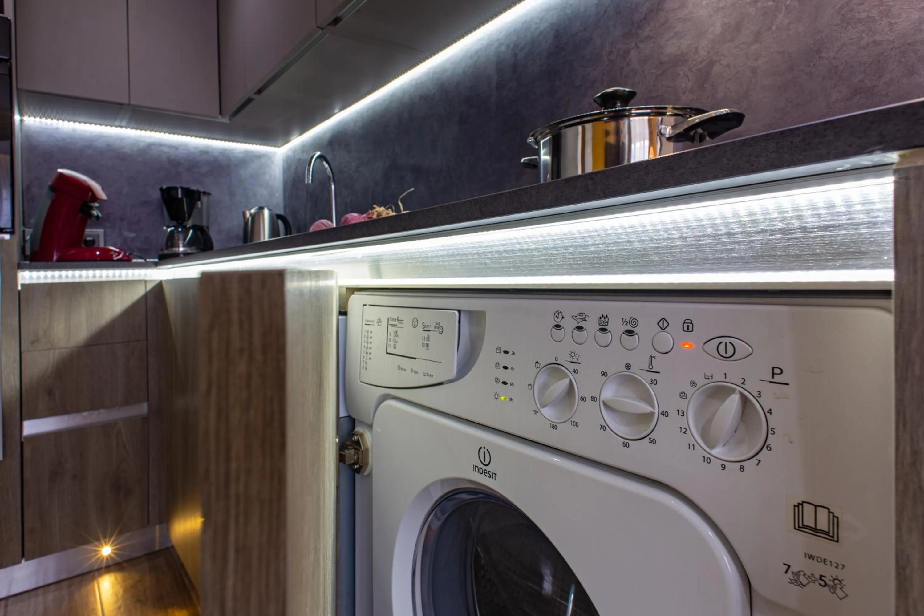 washing machine in The Queen Luxury Apartments - Villa Carlotta