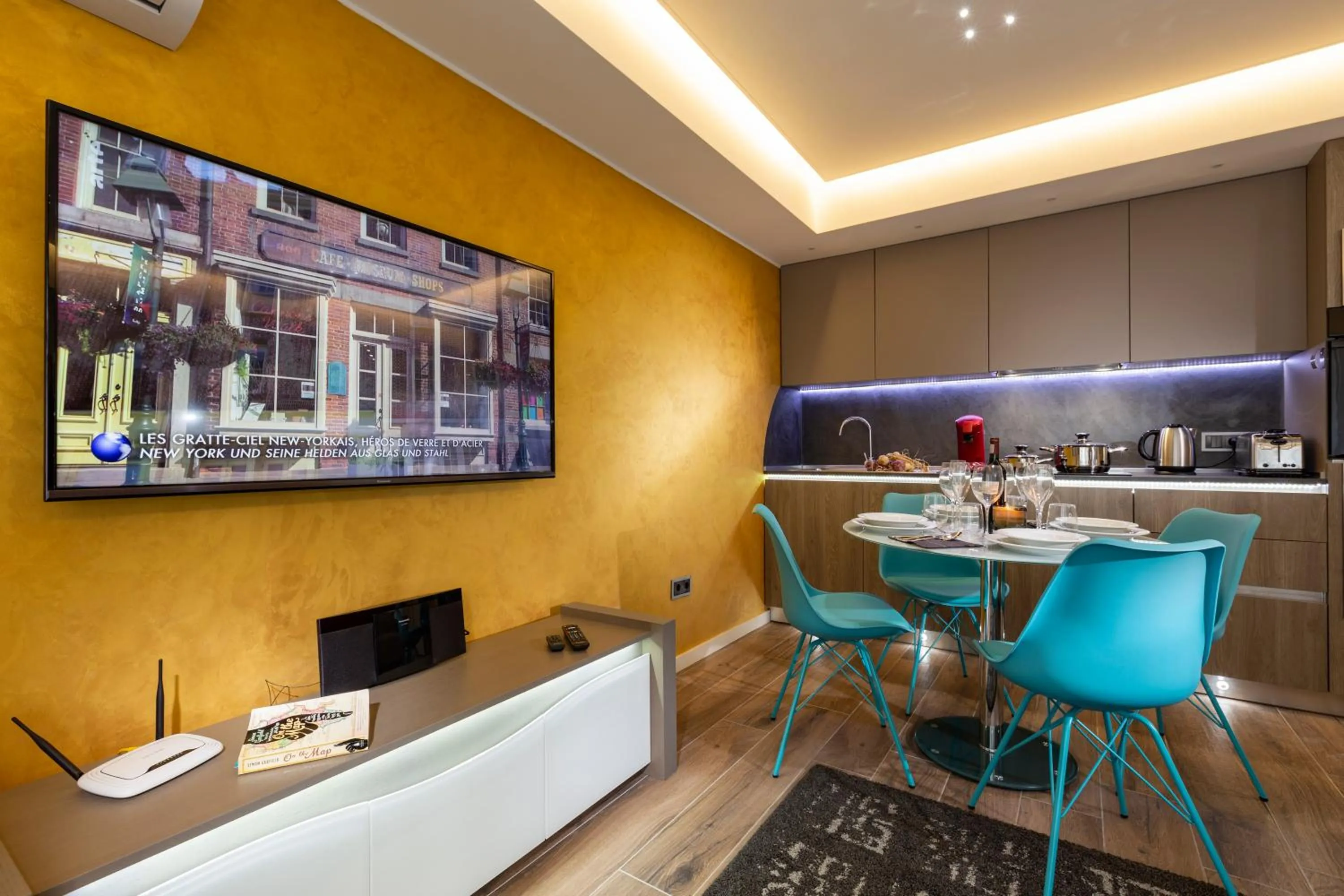 TV and multimedia in The Queen Luxury Apartments - Villa Carlotta