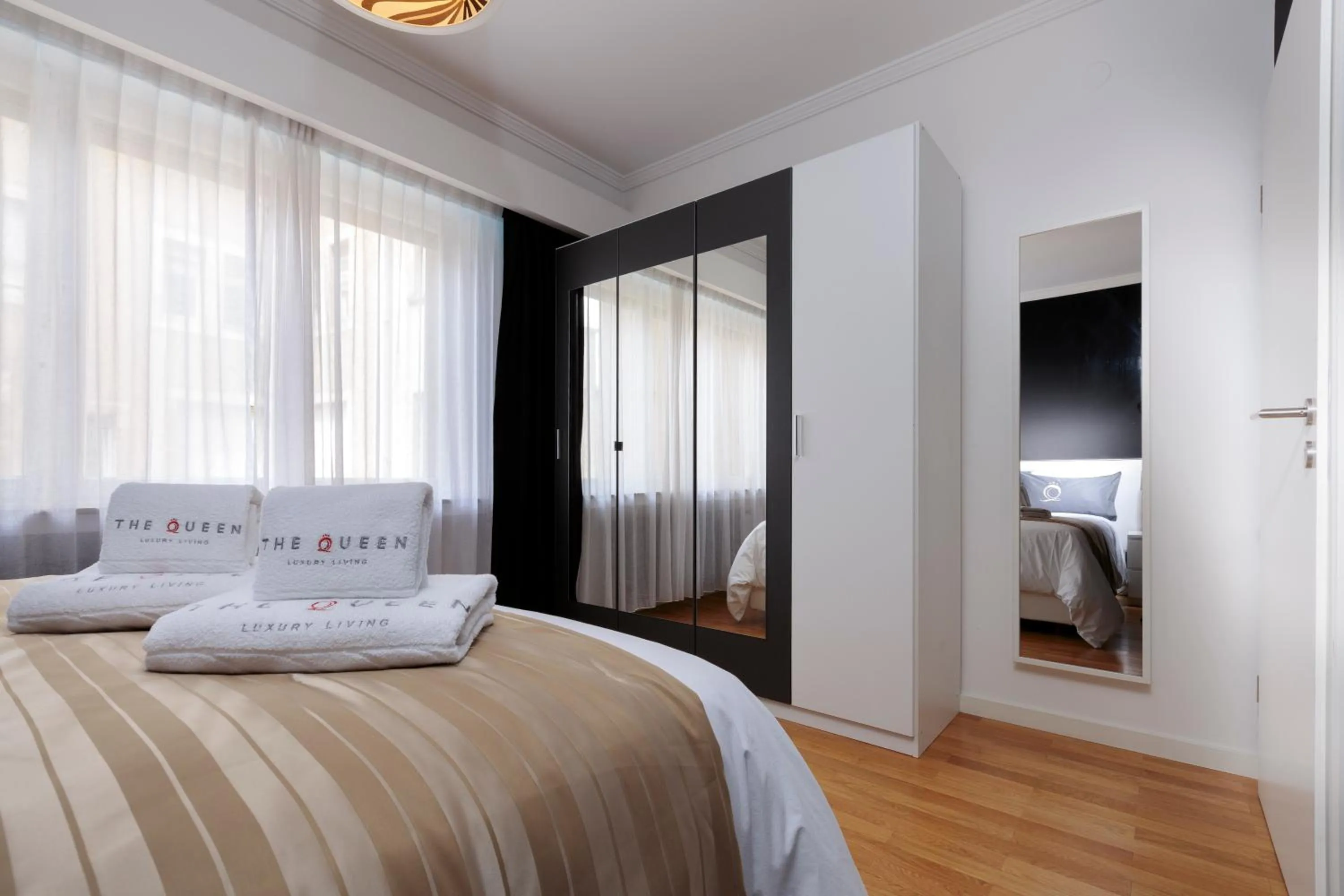 Bedroom, Bed in The Queen Luxury Apartments - Villa Carlotta