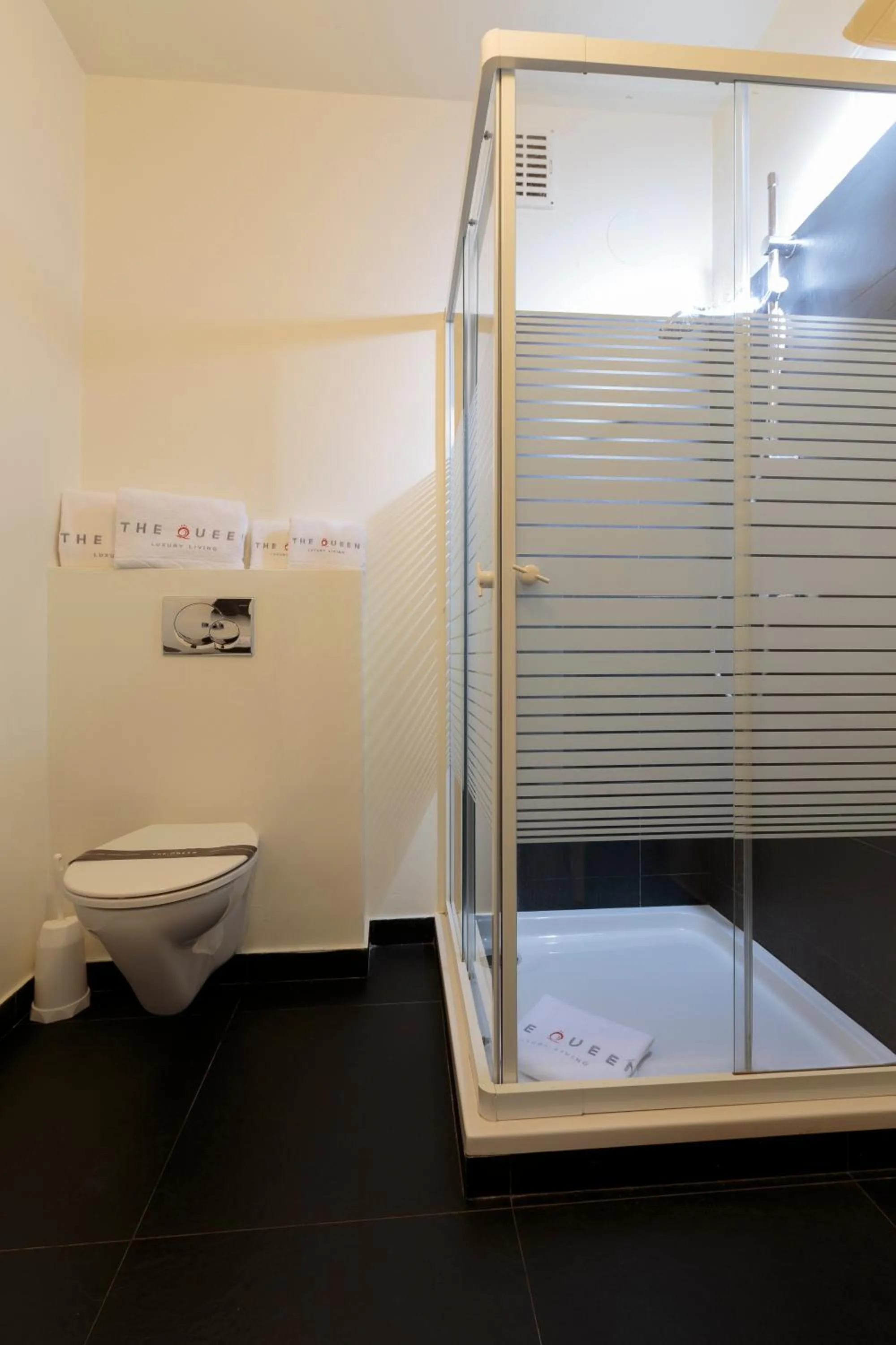 Shower in The Queen Luxury Apartments - Villa Carlotta