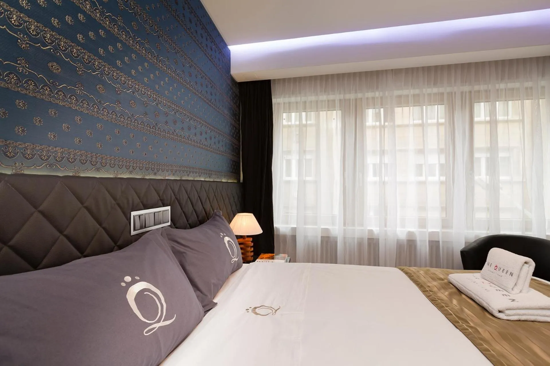 Bedroom, Bed in The Queen Luxury Apartments - Villa Carlotta