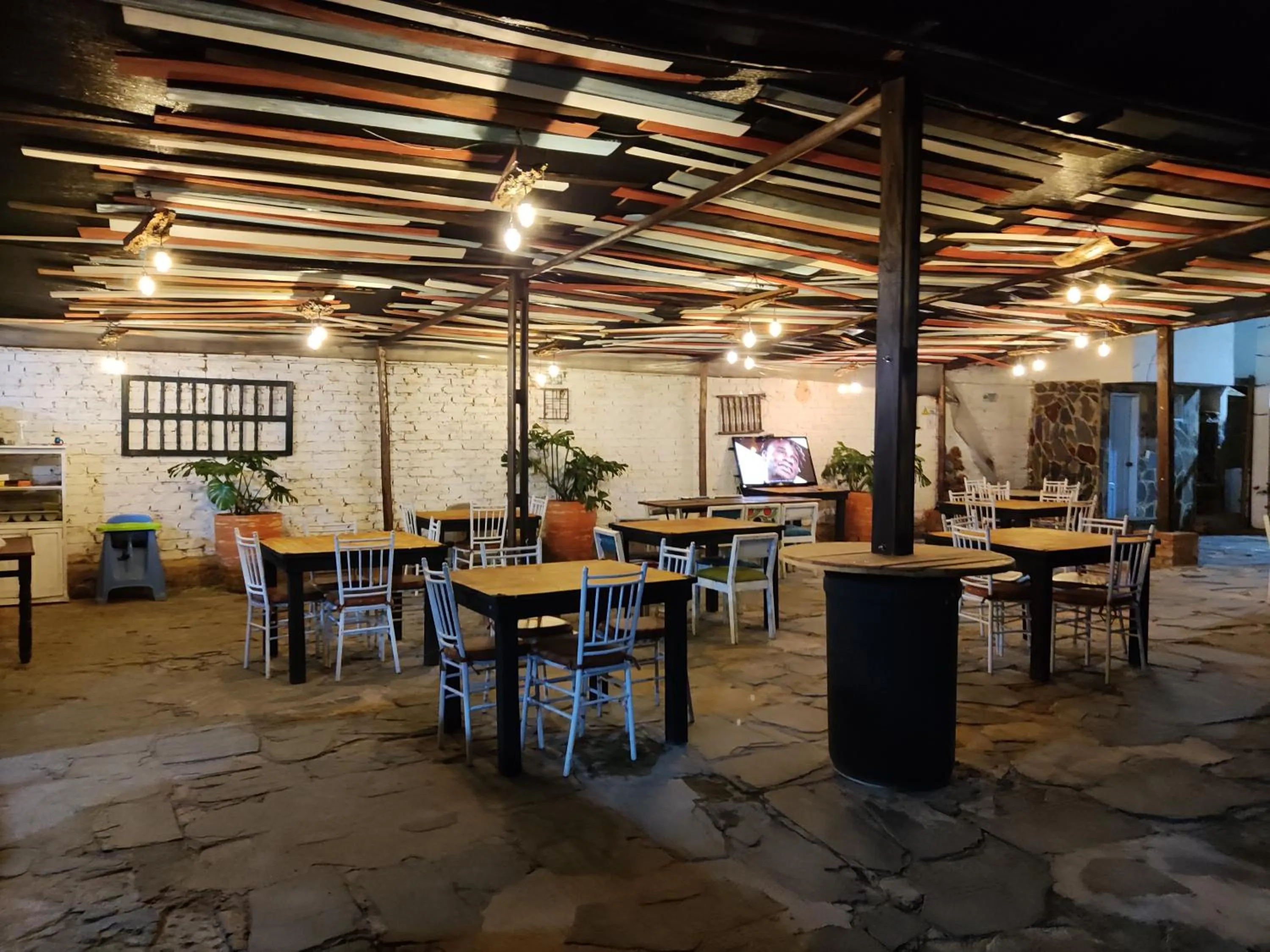 Restaurant/places to eat in Laureles de la Villa