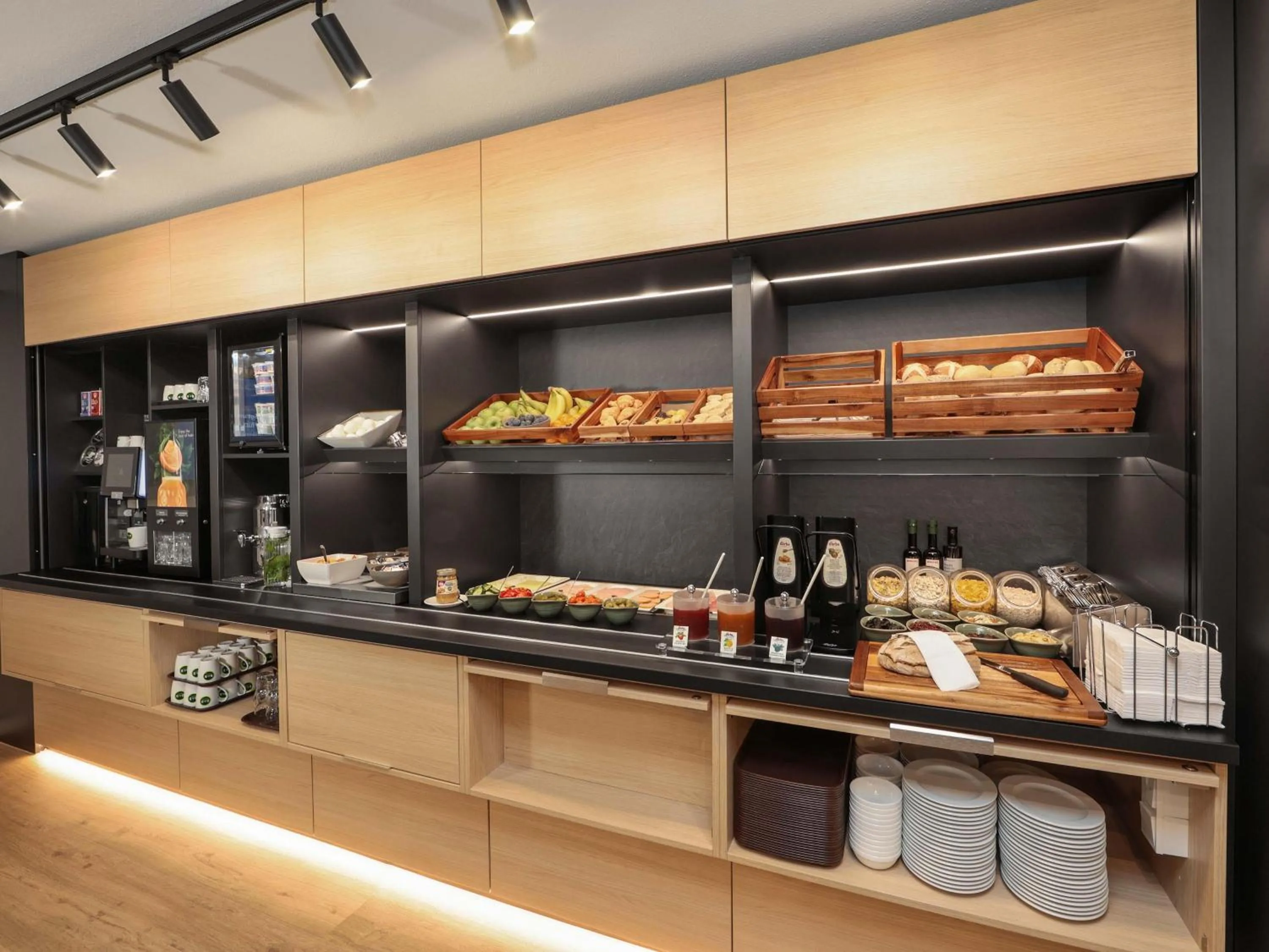 Restaurant/places to eat in B&B HOTEL Berlin Genshagen-Nord