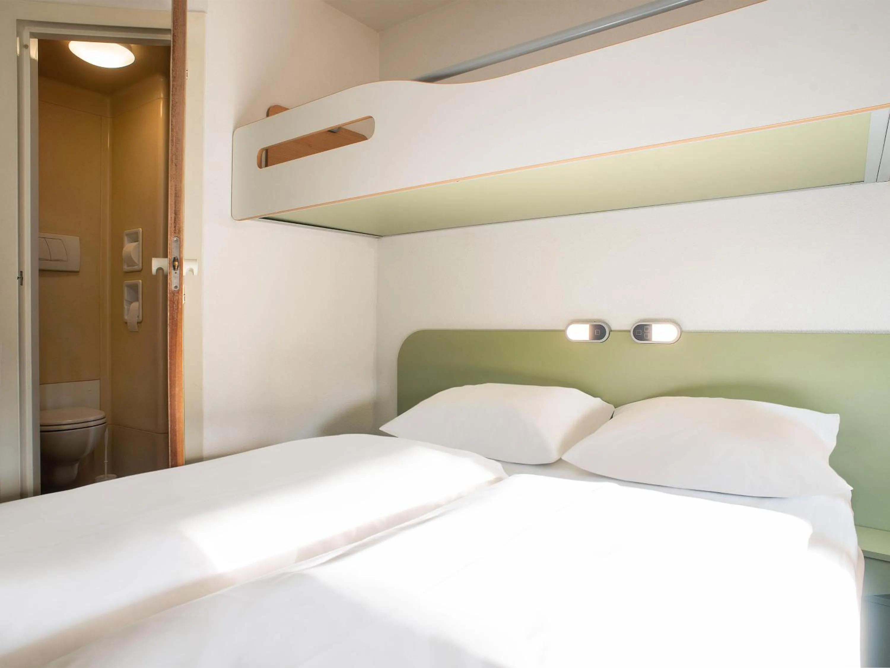 Photo of the whole room, Bed in B&B HOTEL Berlin Genshagen-Nord