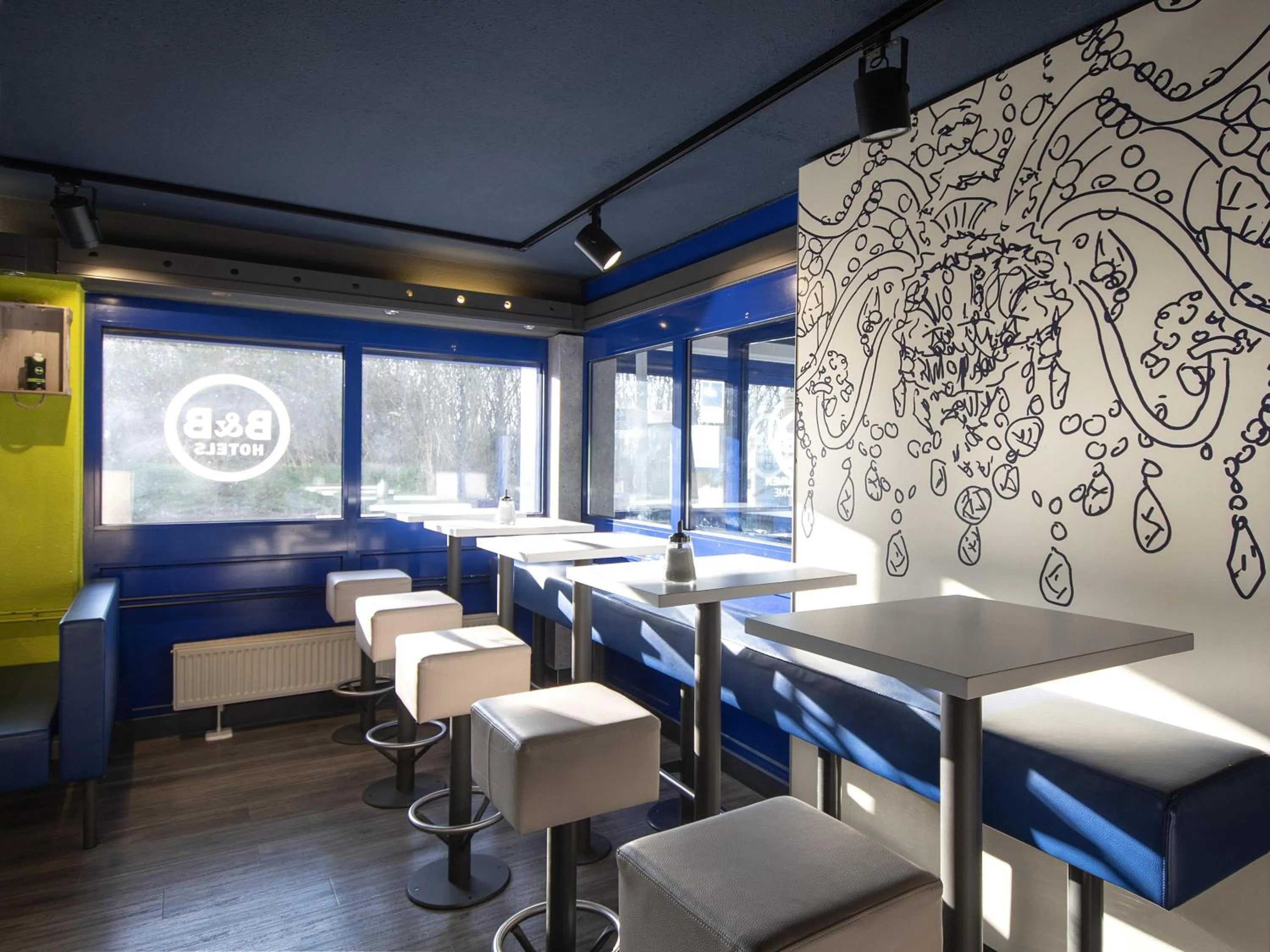 Lounge or bar in B&B HOTEL Berlin Genshagen-Nord