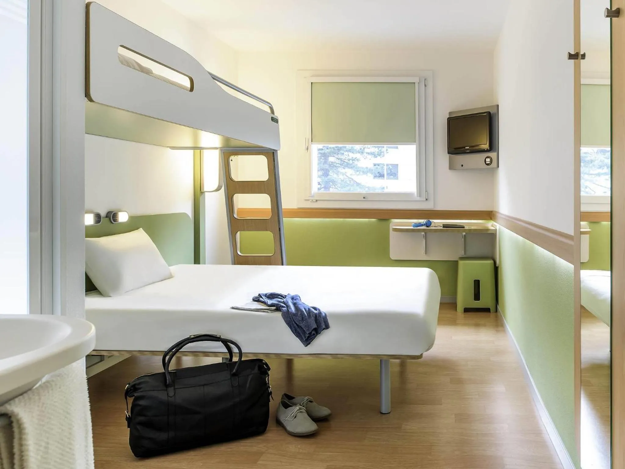 Bedroom, Bed in ibis budget Ulm City