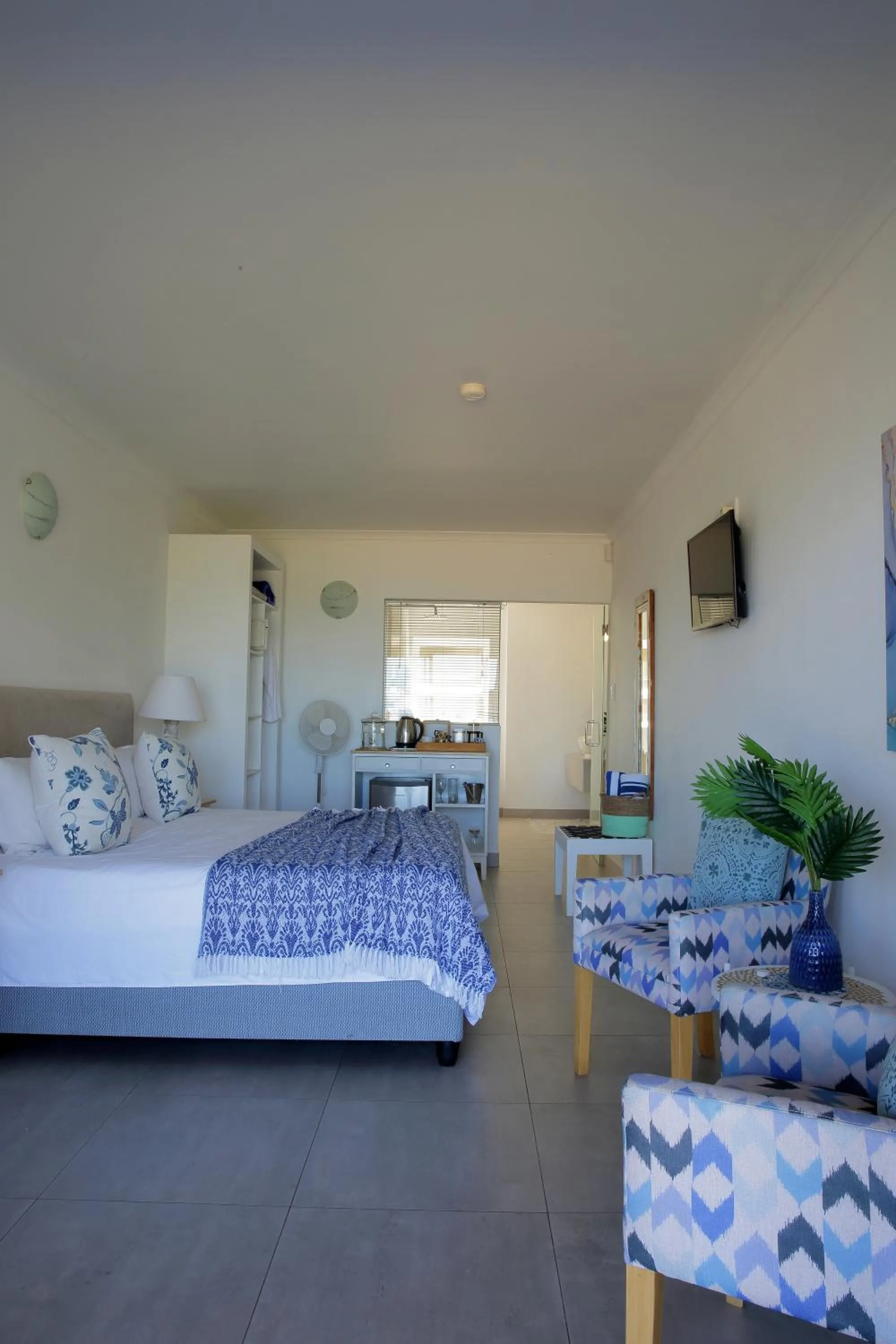 Photo of the whole room, Bed in My-konos