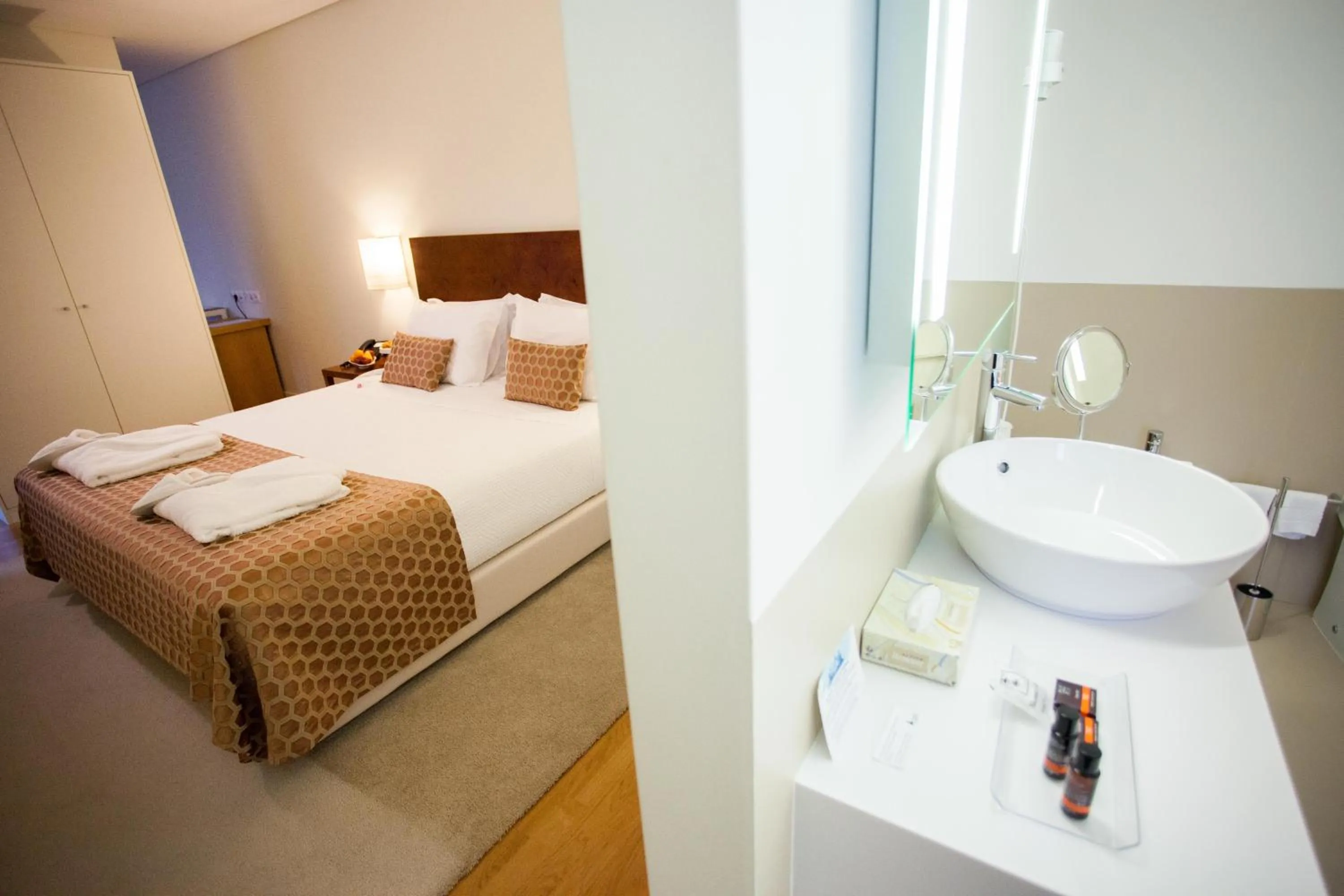 Bathroom, Bed in Convento Da Serta Hotel