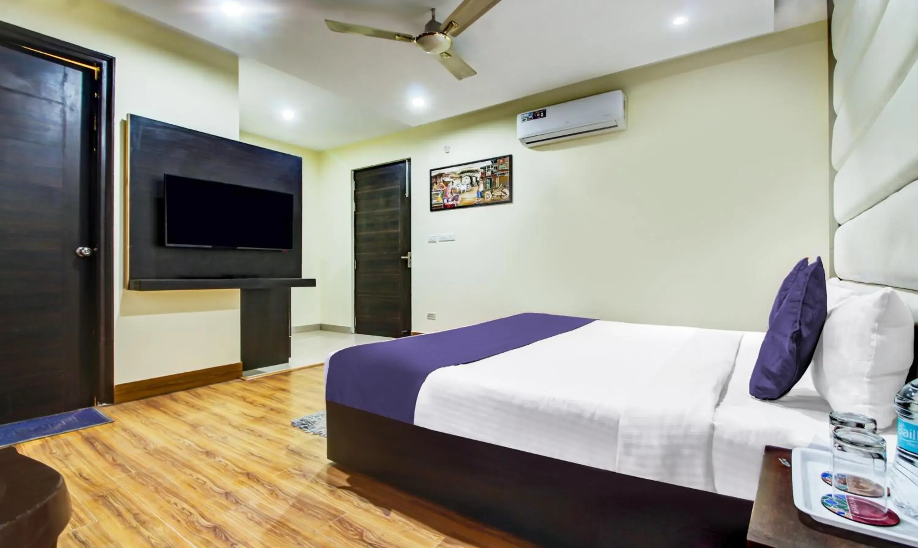 Communal lounge/ TV room, Bed in Hotel The Diamond Communal lounge/ TV room, Bed in Hotel The Diamond