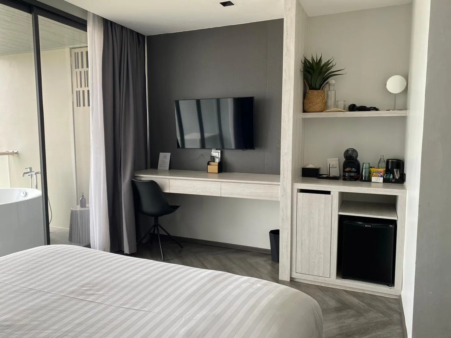 wardrobe, Bed in M2 Hotel Waterside