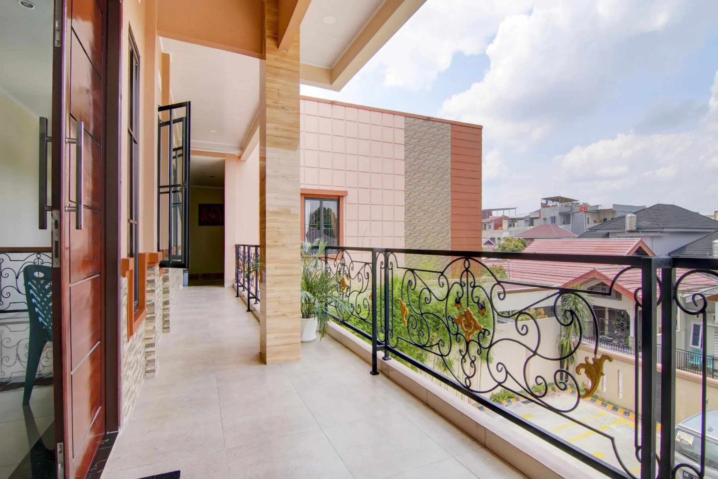 Lobby or reception in OYO 90233 The Shine Residence