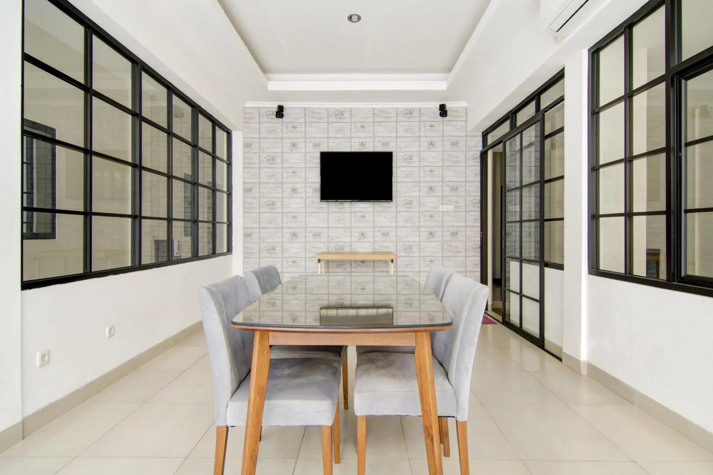 Lobby or reception in OYO 90233 The Shine Residence