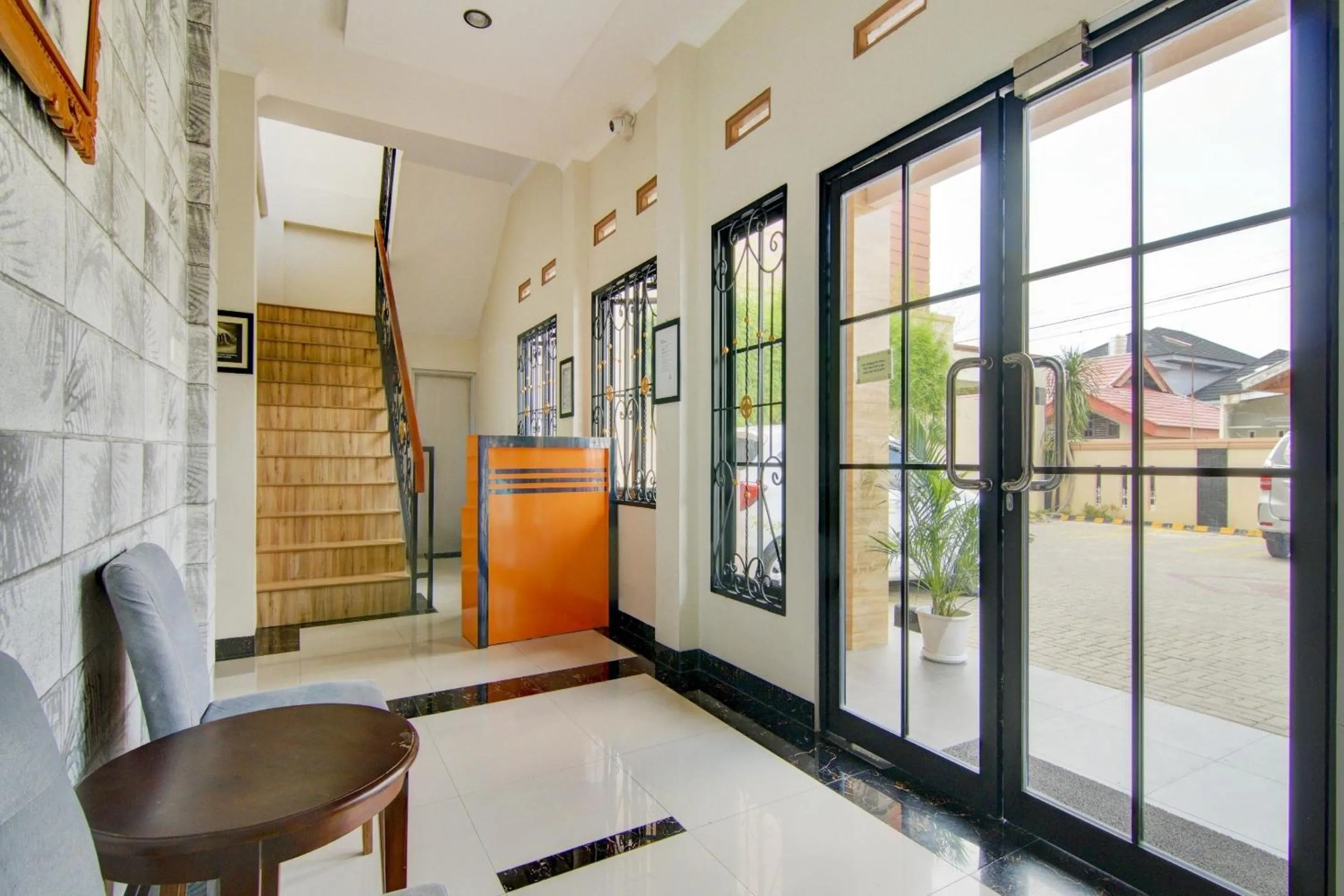 Lobby or reception in OYO 90233 The Shine Residence