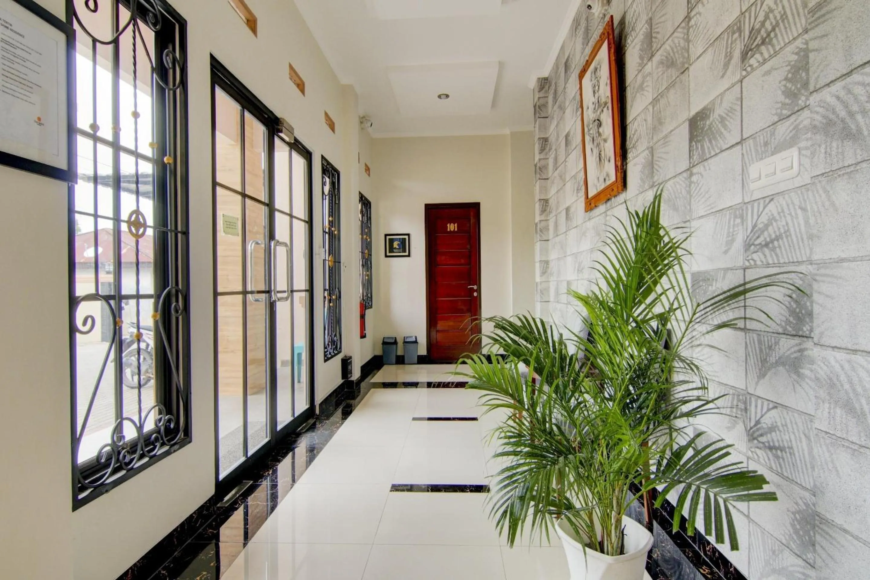 Lobby or reception in OYO 90233 The Shine Residence