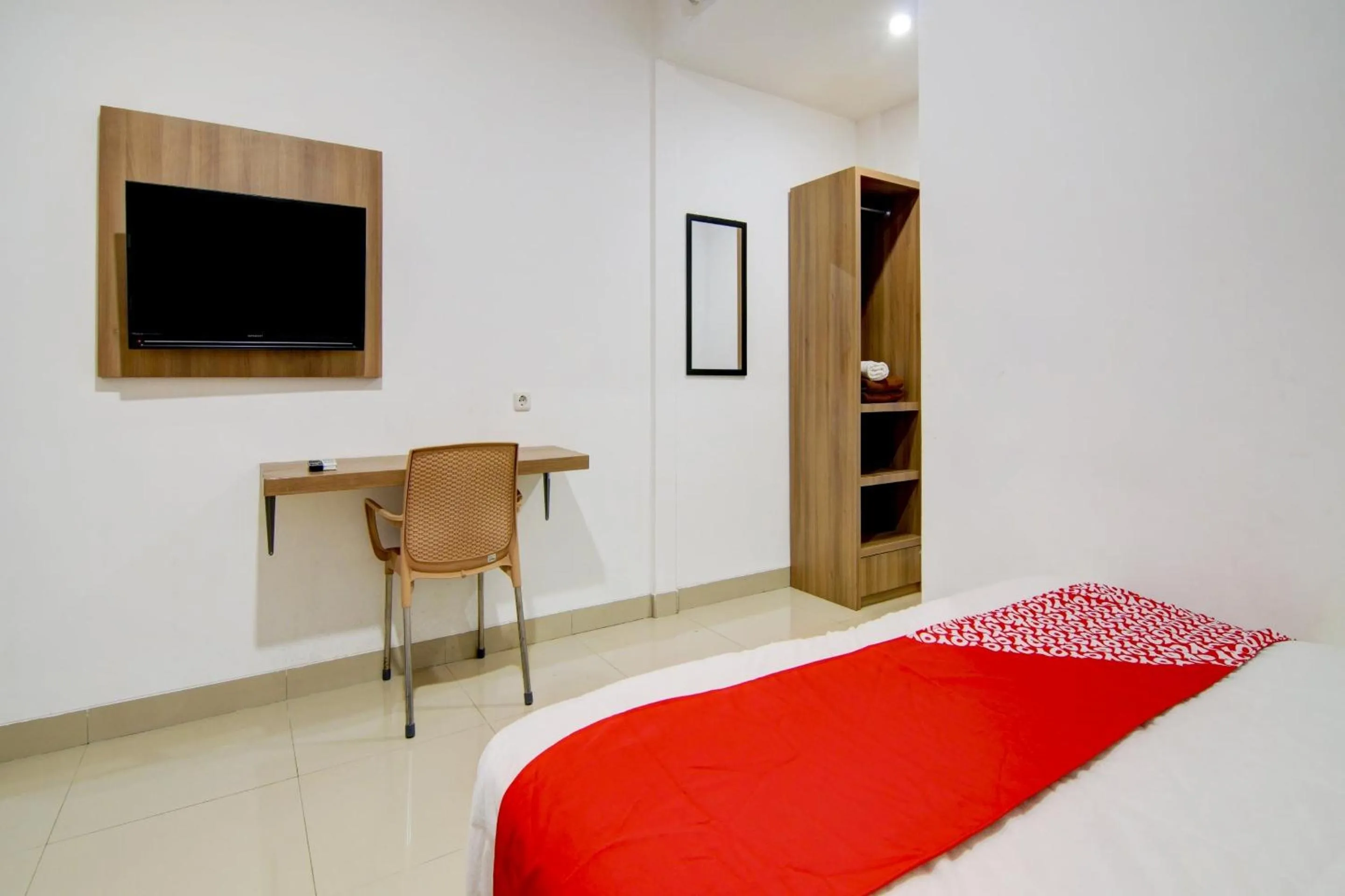 Bedroom in OYO 90233 The Shine Residence